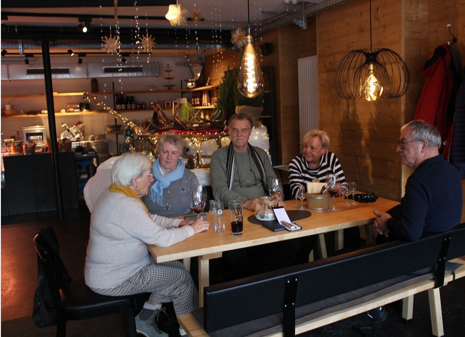 Originell und geschmackvoll eingerichtet ist das Restaurant mit etwa 40 Sitzplätzen. An die frühere Sennerei erinnert u. a. das kupferne Sennkessi am linken unteren Bildrand.