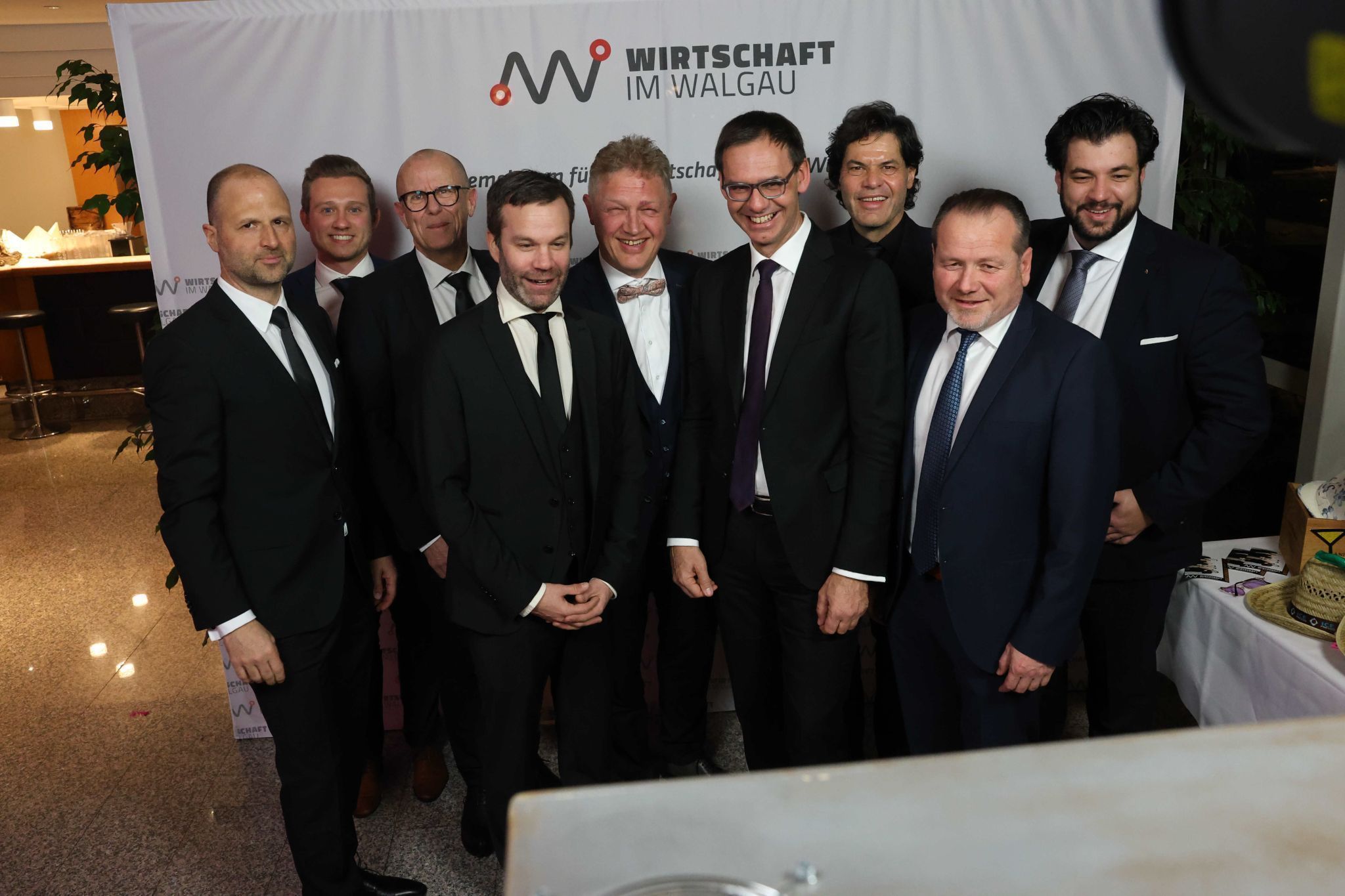 Politikerrunde vor der Fotobox.