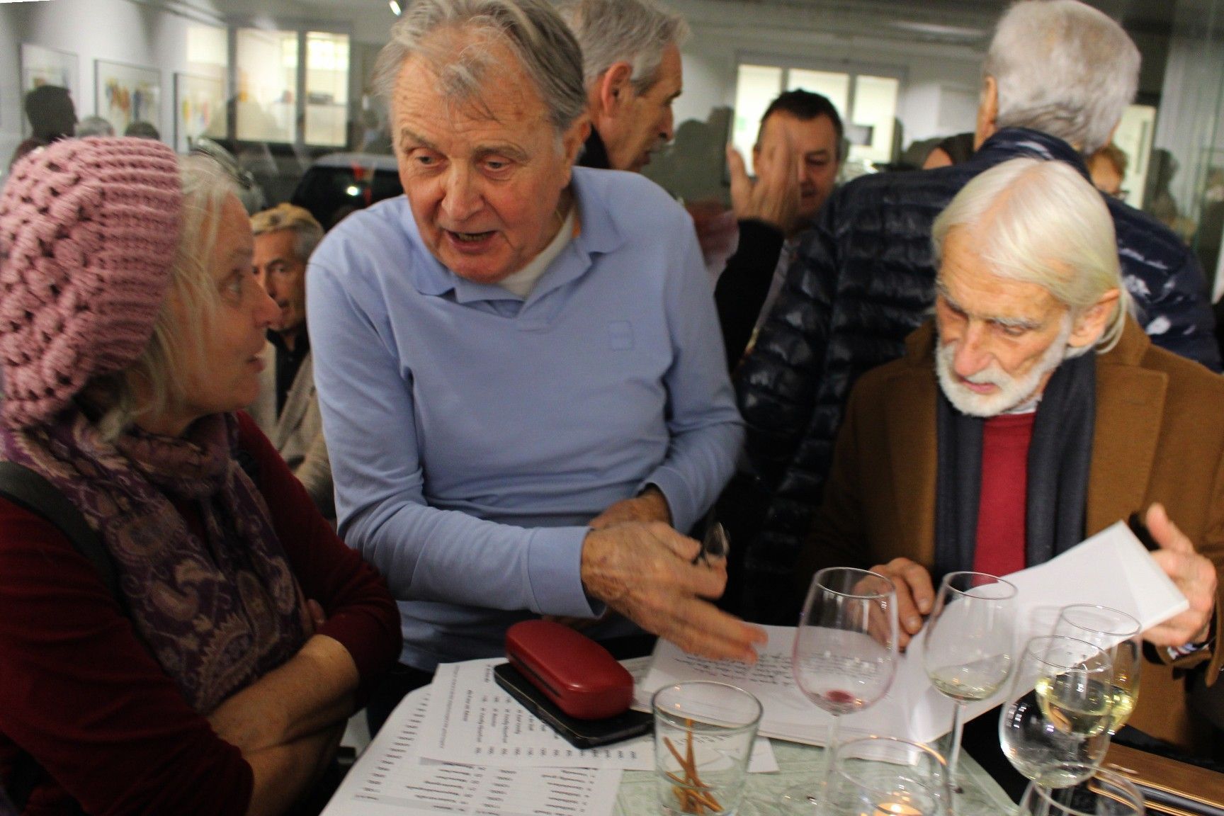 Nicht nur die neuen Bilder, auch das neue Buch des Hörbranzer Künstlers wurden studiert und eifrig diskutiert.