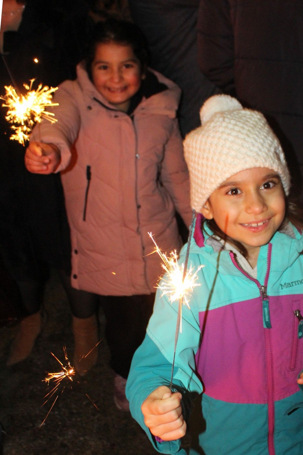 Sternlespritzer statt Böller und Raketen – den Kids bereitete die Alternative sichtlich Spaß.