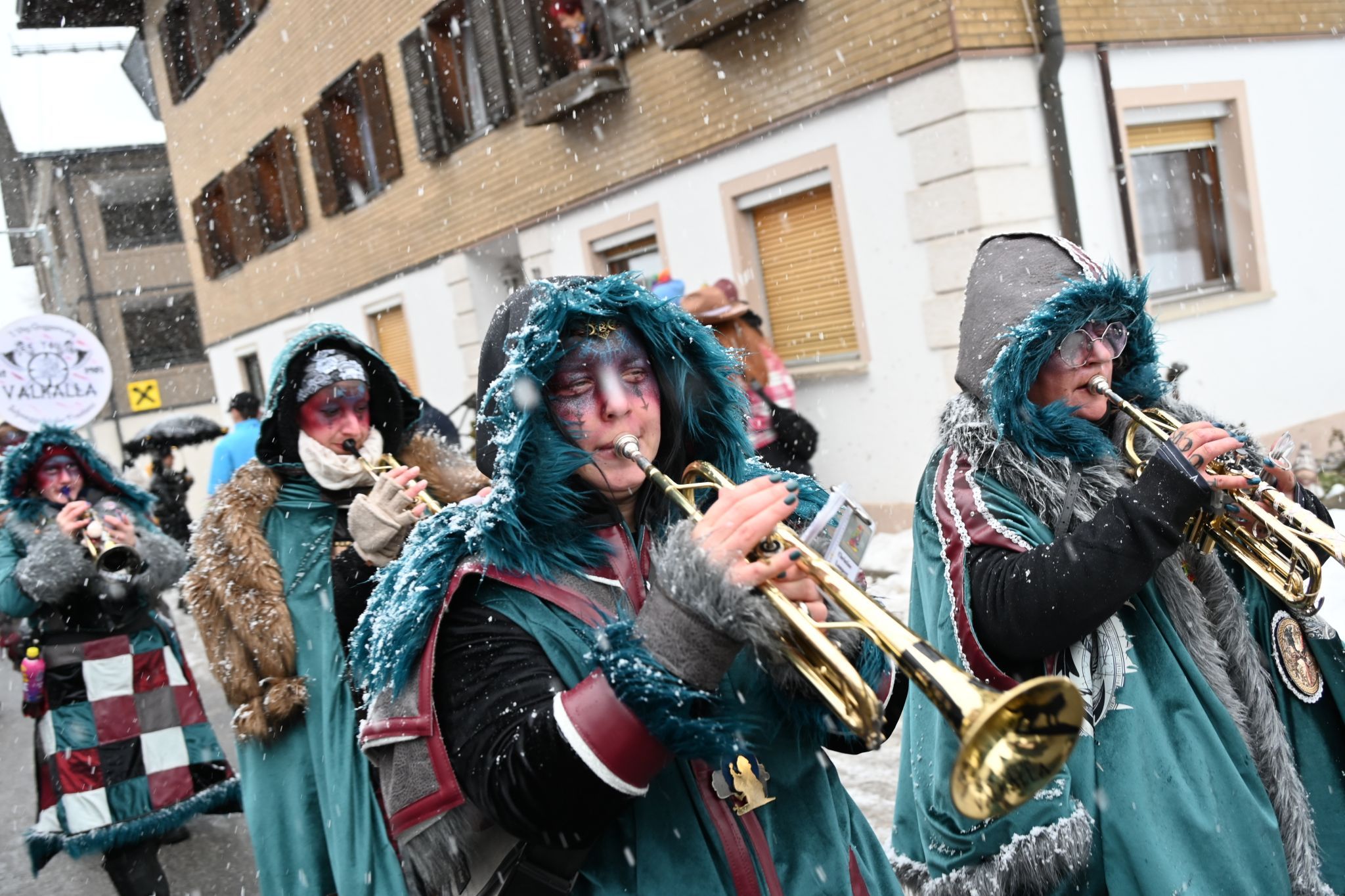 Die Guggamusiken in ihren farbenprächtigen Gewänder.