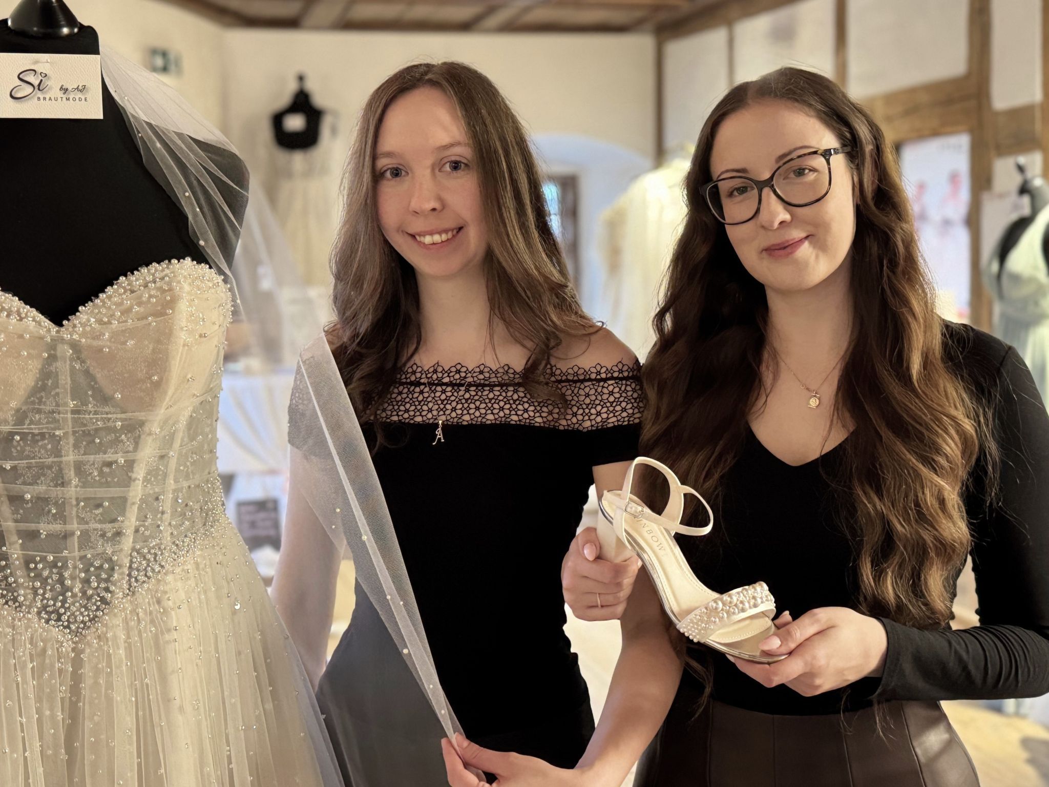 Anna-Lena Pfanner und Jasmin Dallabrida (Si by AJ Brautmode).