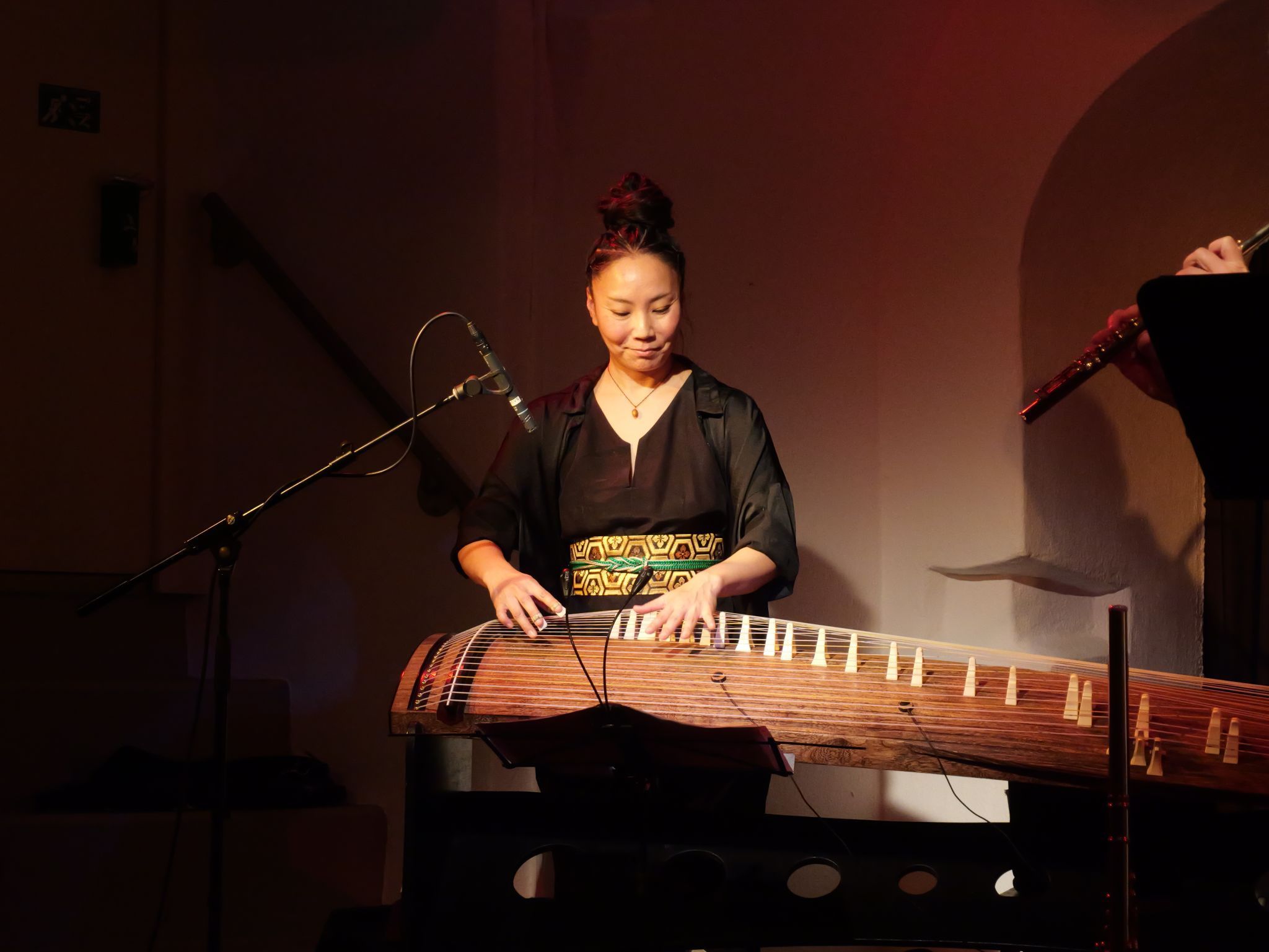 Fernöstliche Klangwelten: Karin Nakagava entfaltete auf dem japanischen Koto eine beeindruckende Vielfalt zwischen filigranem Solospiel und atmosphärischer Klangmalerei.