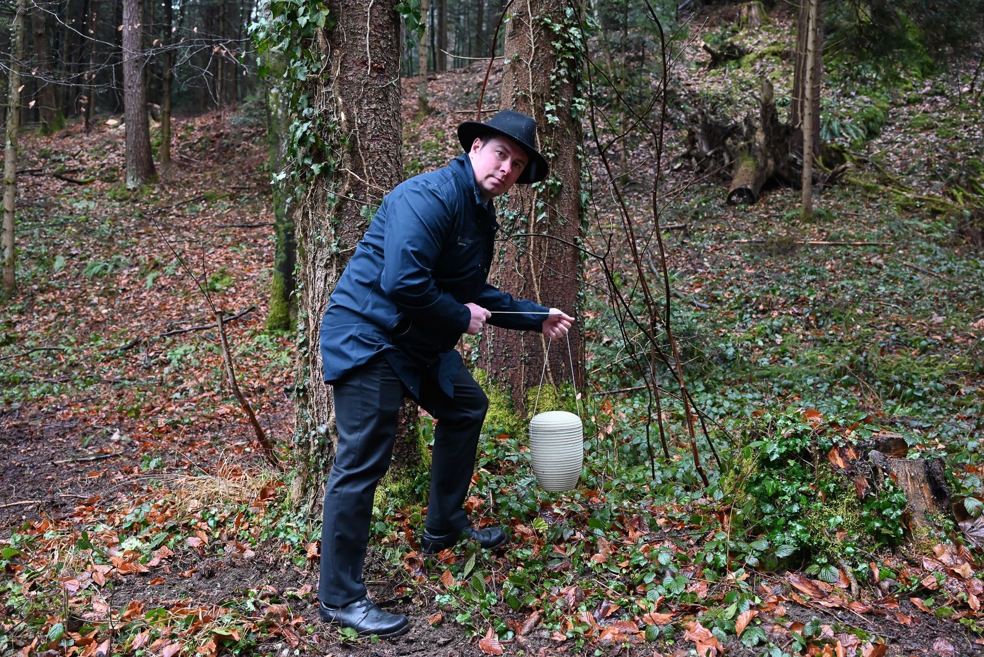 Daniel Dalmonek veranschaulicht symbolisch, wie eine Naturbestattung vonstatten geht.