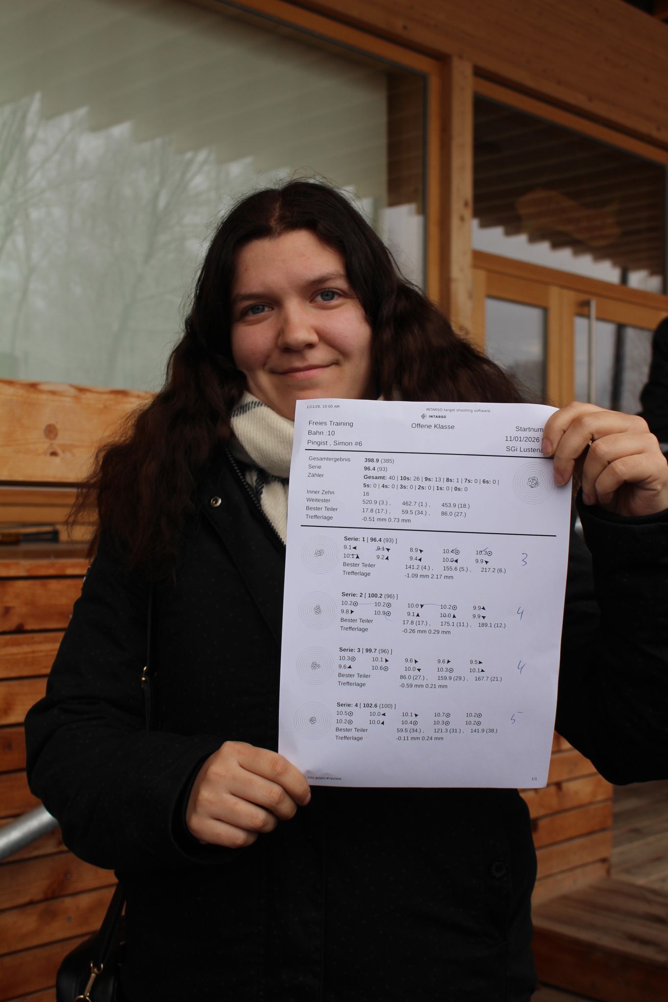 Nicht nur die Anlage ist die modernste weitum, auch die Auswertung erfolgt volldigitalisiert und die Ergebnisse werden umgehend ausgedruckt. Jasmin Greulich präsentiert stolz einen tolle Ergebnisliste: die vierte Serie weist zehn Zehner aus.