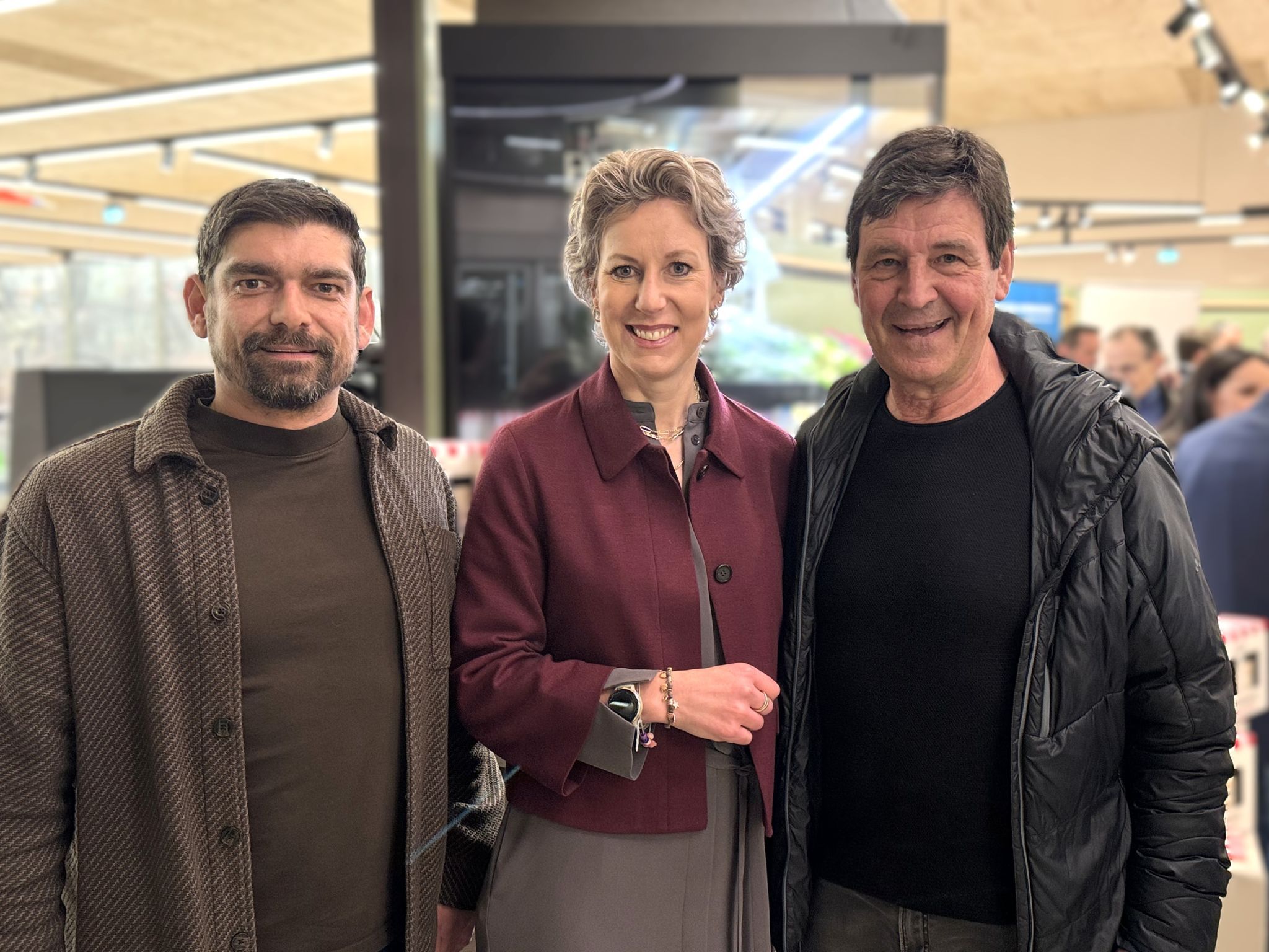 Patrick Fleisch (Russmedia) mit Carina Pollhammer und Gerhard Ritter.