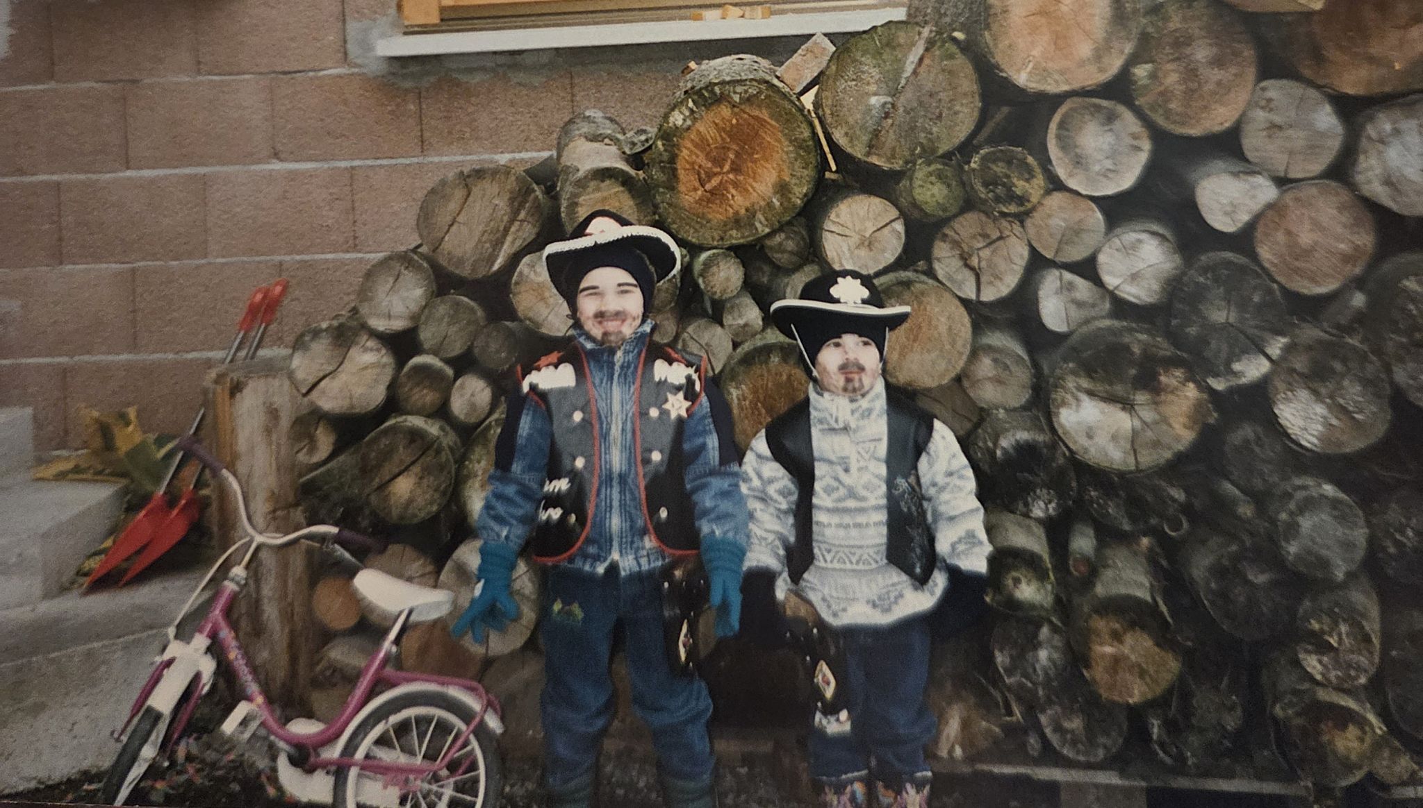 Michael (im Bild mit Bruder Markus) ist ein begeistertes Mäschgerle, seit er denken kann.
