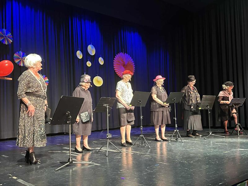 Klageweiber Auftritt. 