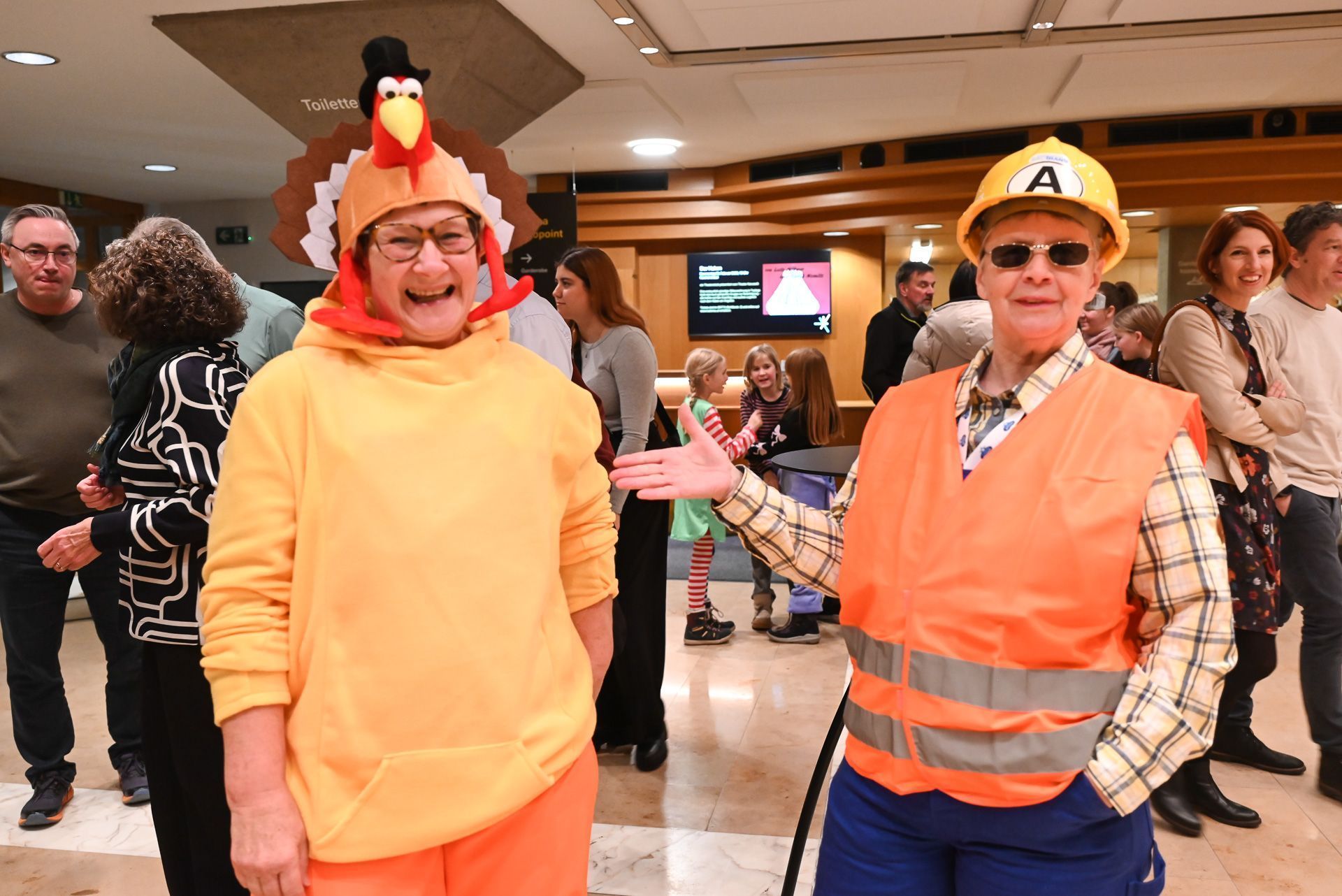 Patrizia und Beate ließen es sich nicht nehmen und kamen verkleidet auf das Faschingskonzert.
