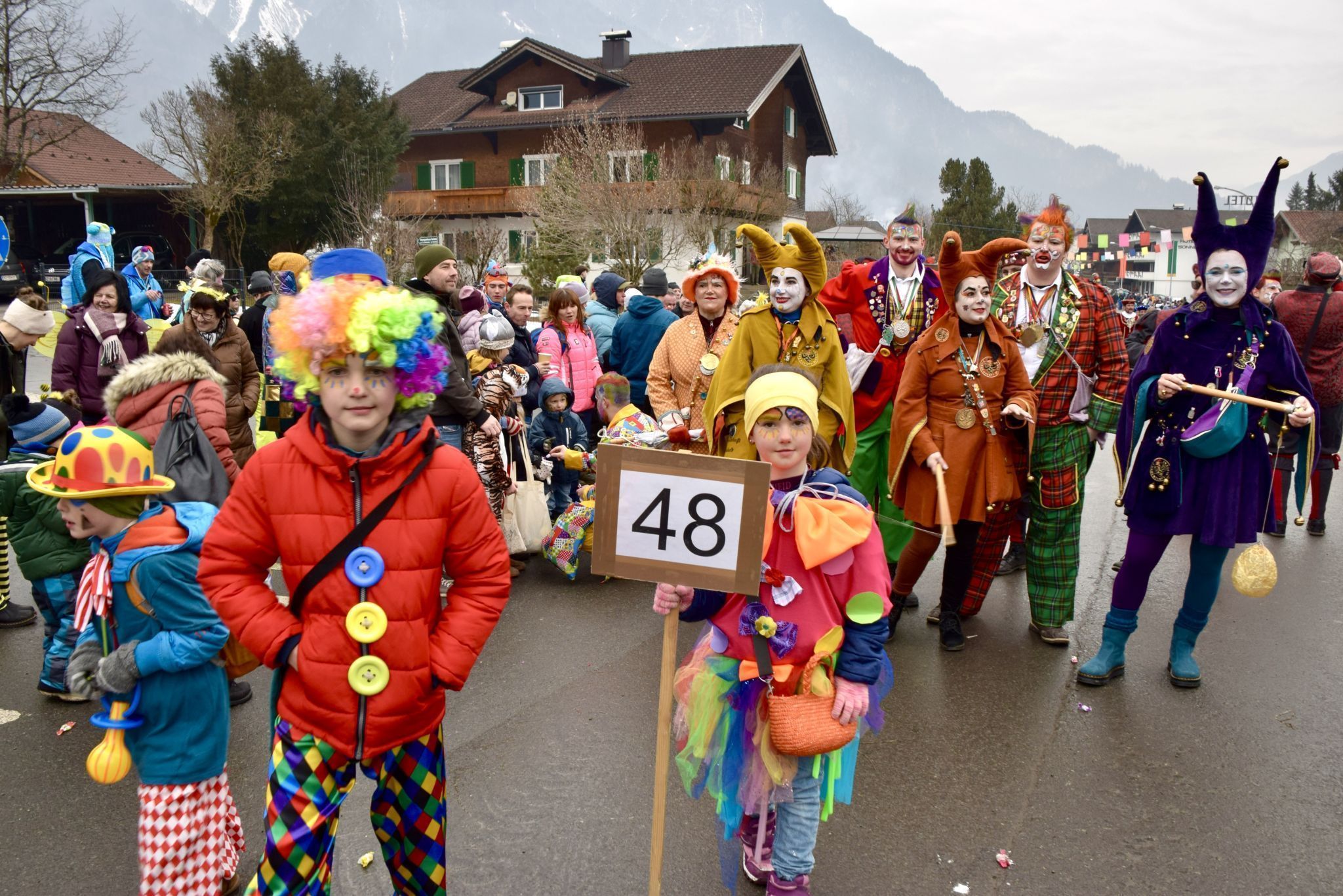 Viel Farbe ins Vandanser Fasnatgeschehen brachte auch die Funkenzunft Bludenz.