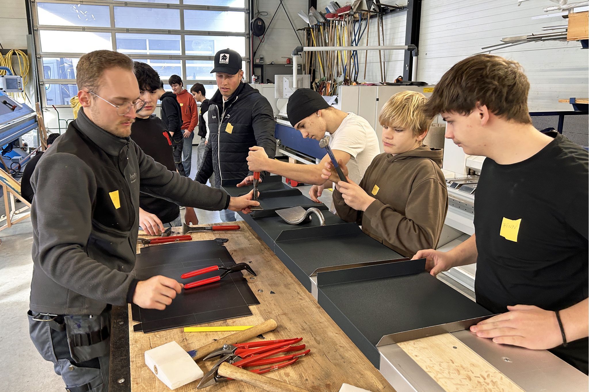 Die Schüler sammelten erste Erfahrungen im Spengler- und Dachdeckerhandwerk.