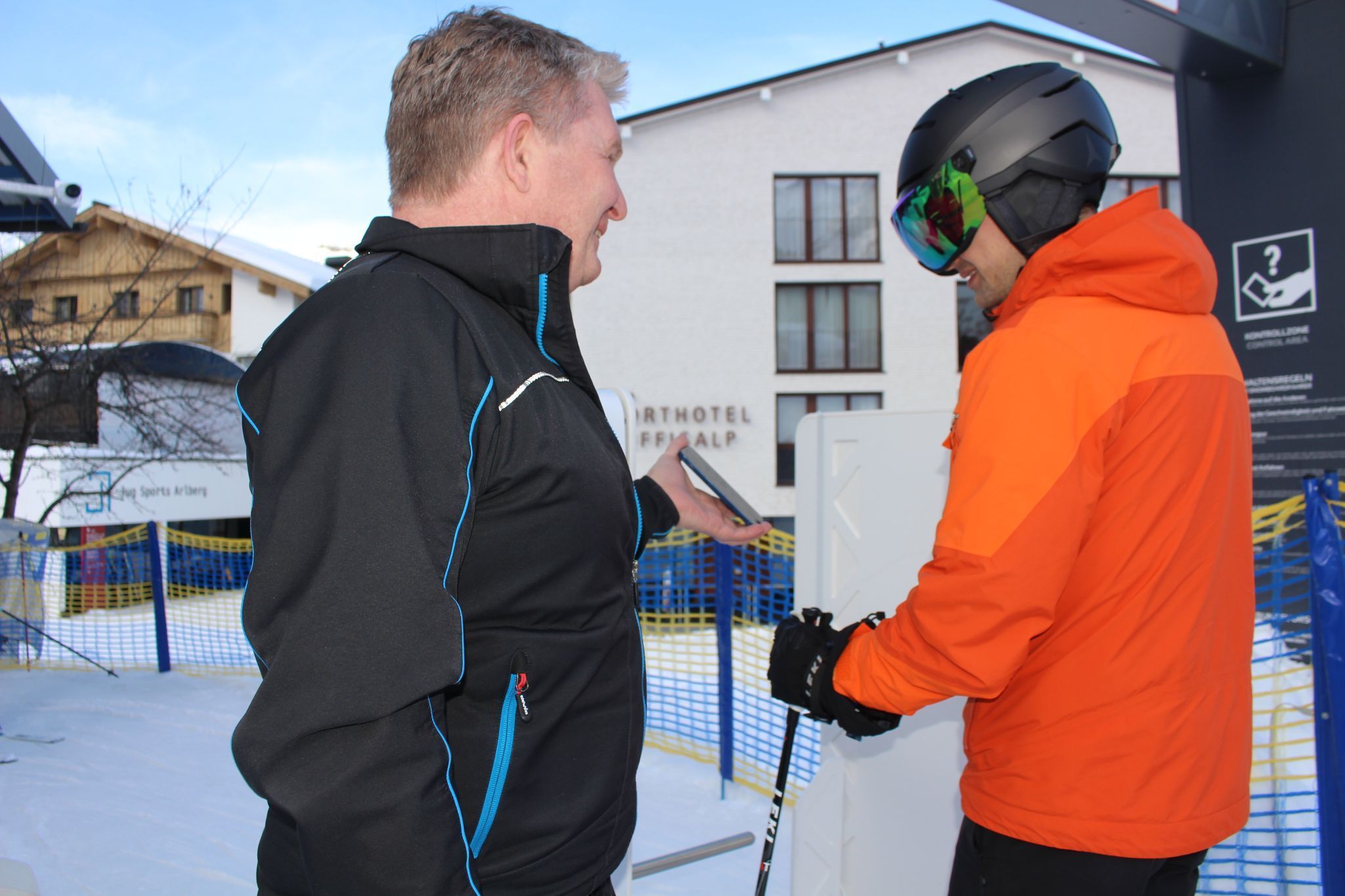    Geht es nach Günter Oberhauser (l.), dann werden Skifahrer ab der kommenden Saison den Skipass durch ihr Handy ersetzen. PETER STRAUSS 