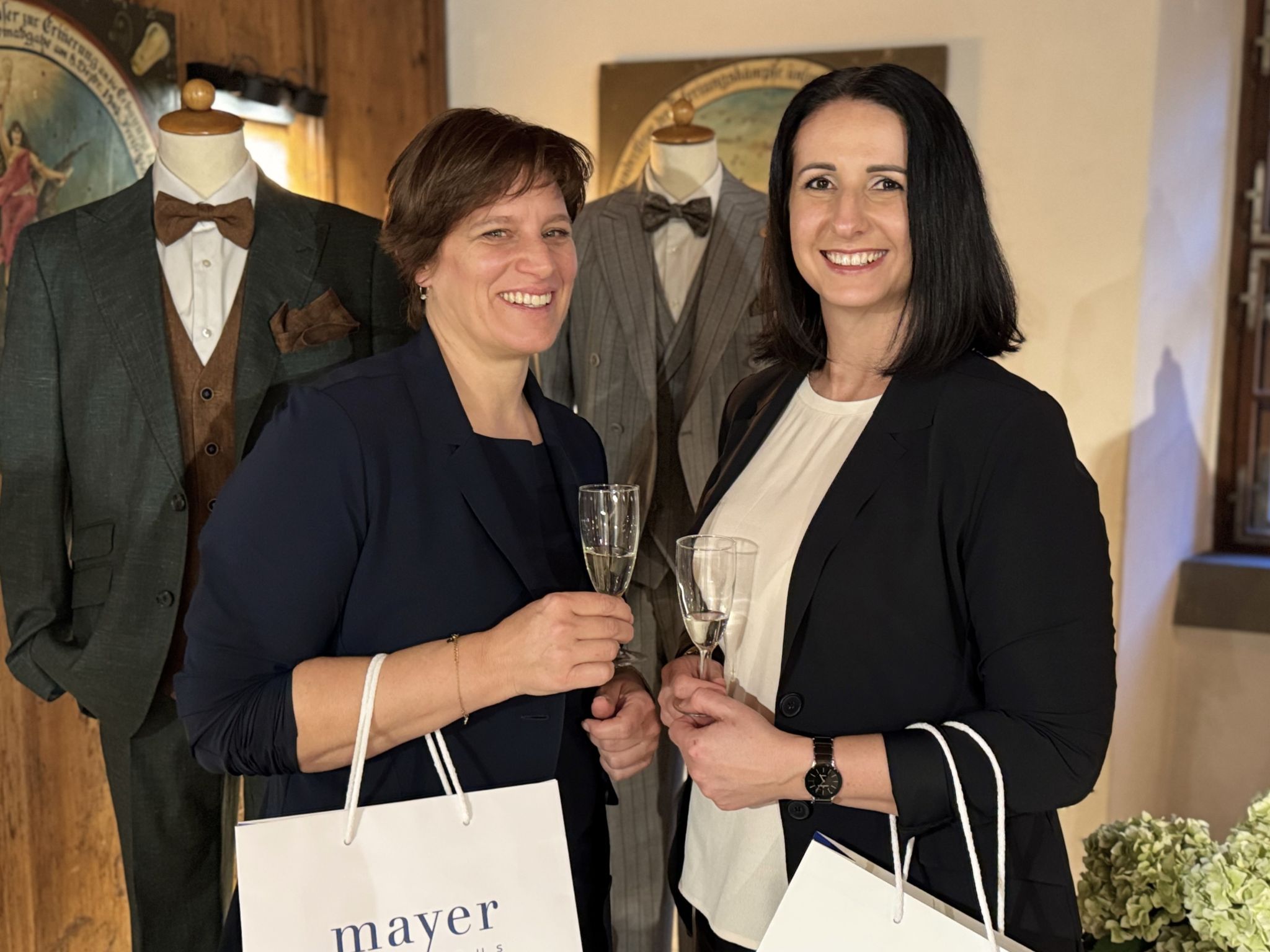 Petra Vogl-Mayer und Susanne Malin vom Modehaus Mayer.