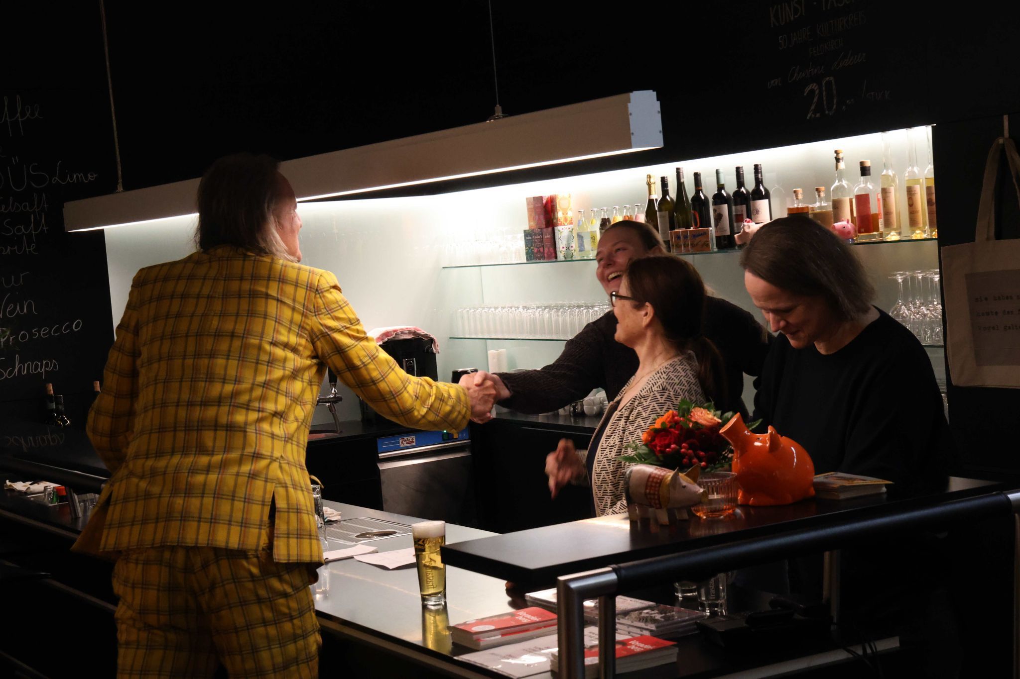 Begrüßung von Saumarkt-Mitarbeiterinnen nach der Vorstellung.