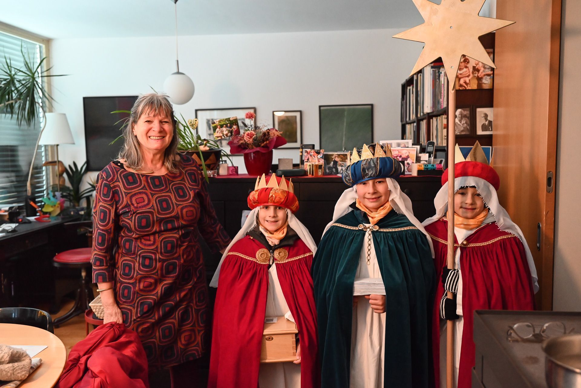 Astrid Gassner freute sich über den Besuch der Sternsinger.