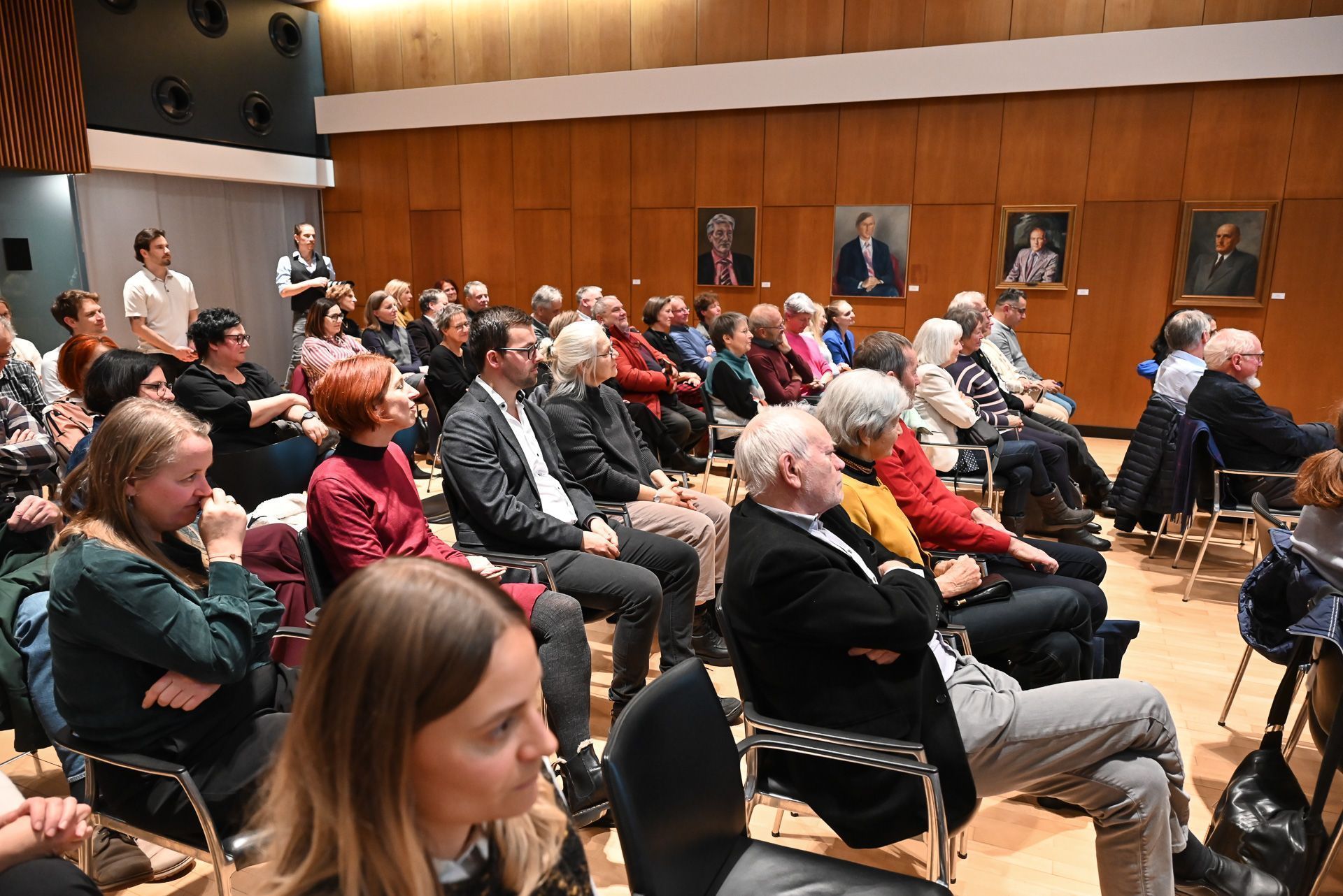 Zahlreiche Besucher sind zur Verleihung in den Rathaussaal gekommen. 