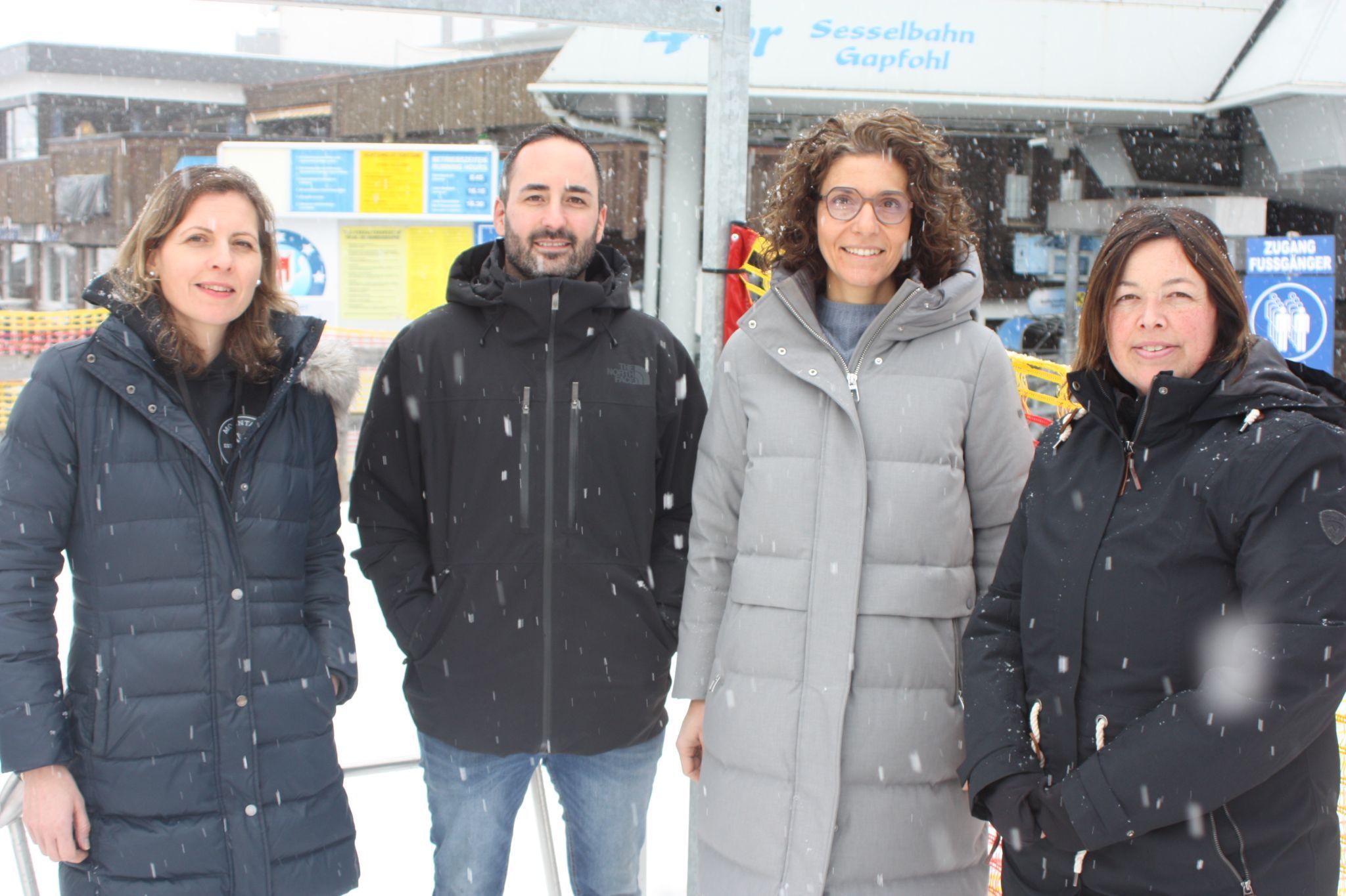 Karin Bachleitner (Mountain Base), Philipp Greber (Jufa Hotel), Anna Katharina Schramm (GF Seilbahnen Laterns) und Sarah Nesensohn (Falba Stuba) freuen sich auf die Skiwoche in Laterns.