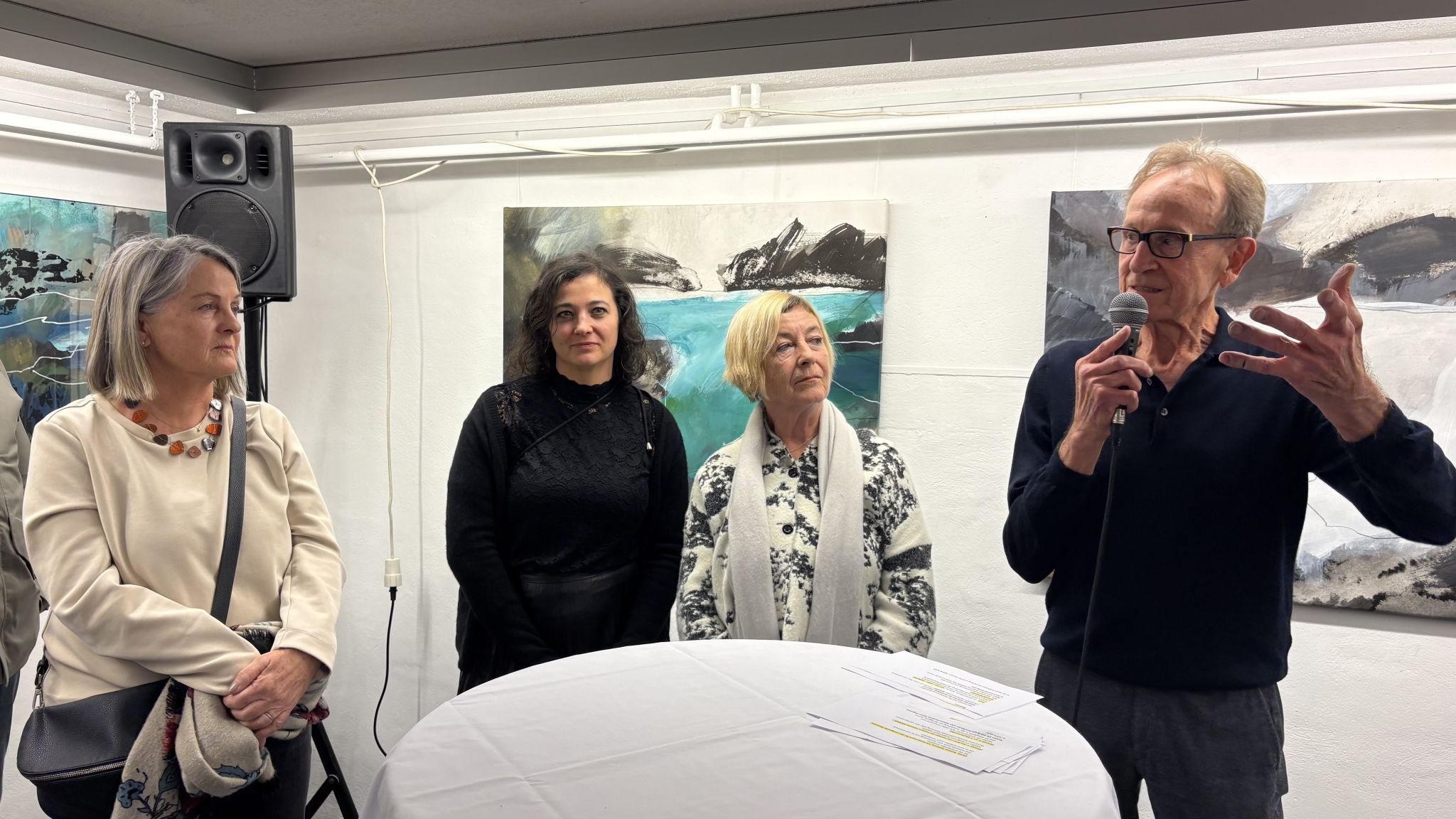 Die drei Künstlerinnen Gerda Tschofen, Rebecca Marent und Renate Wittwer sprachen mit Kunstkurator Bruno Winkler über ihre neu eröffnete Ausstellung.