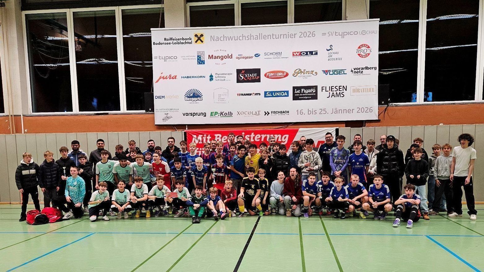 Für die Nachwuchsmannschaften ist das „Raiffeisen-Nachwuchs-Hallenturnier 2026“ des SV typico Lochau ein besonderer Höhepunkt in der Wintersaison. Im Bild alle U14 Nachwuchsteams bei der großen Siegerehrung.