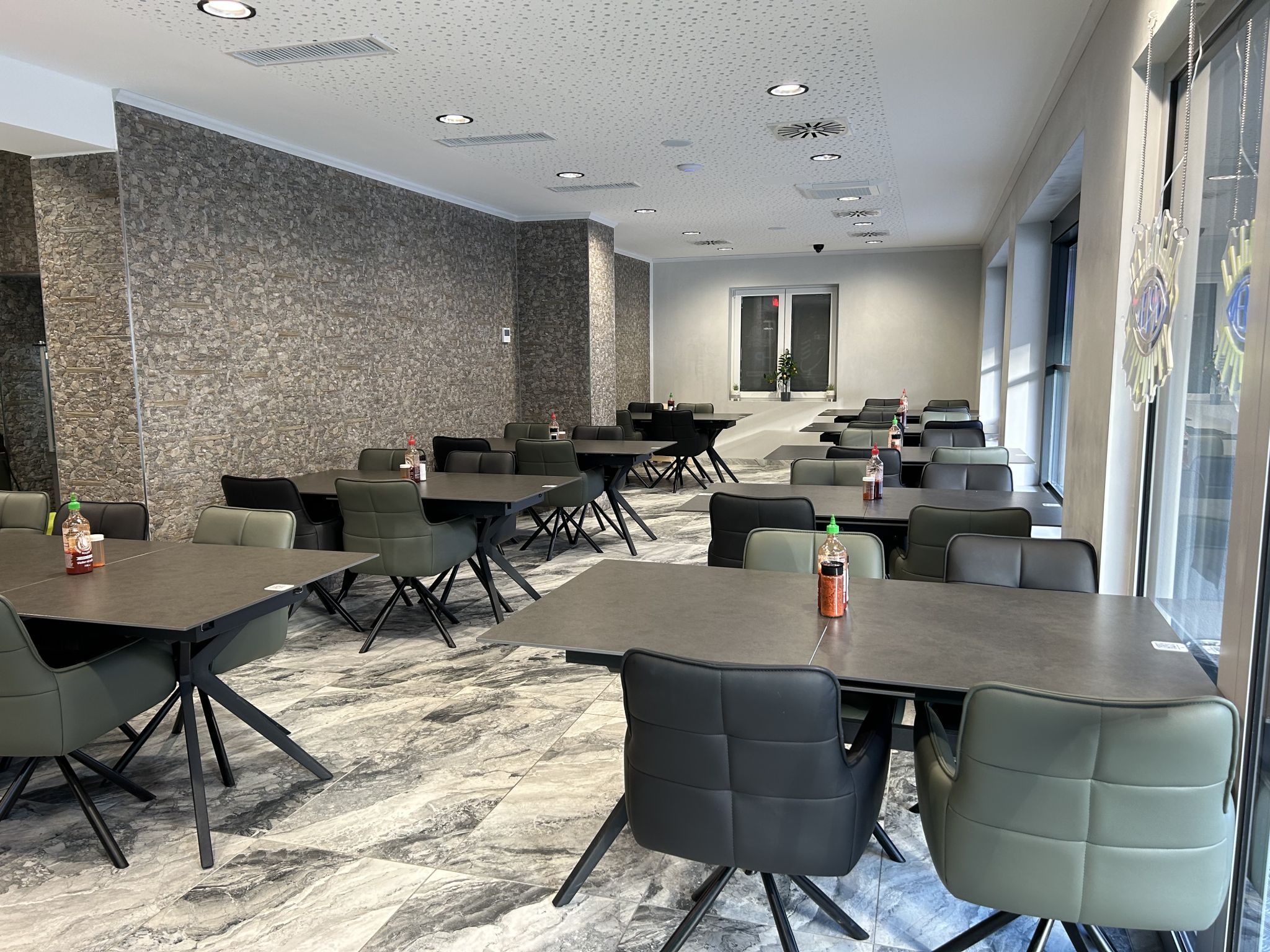 1 Bildschirm mit Livekamera 2 Bistro von außen 5 eigenes Brot 7 Roboter schneiden das Flesich 9 herrliche Tees 10 selbst gemachter Ayran (Bildergalerie)