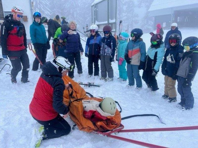 Bergrettung Rankweil gibt den Kindern Tipps. 