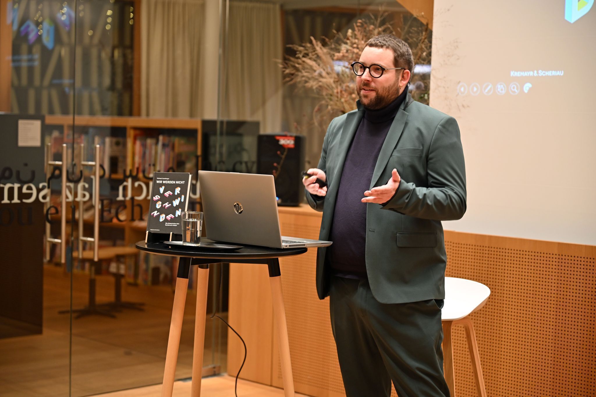 Michael Hunklinger spannte einen weiten Bogen: von aktuellen politischen Entwicklungen über gesellschaftliche Trends bis hin zu den konkreten Auswirkungen auf Minderheiten.