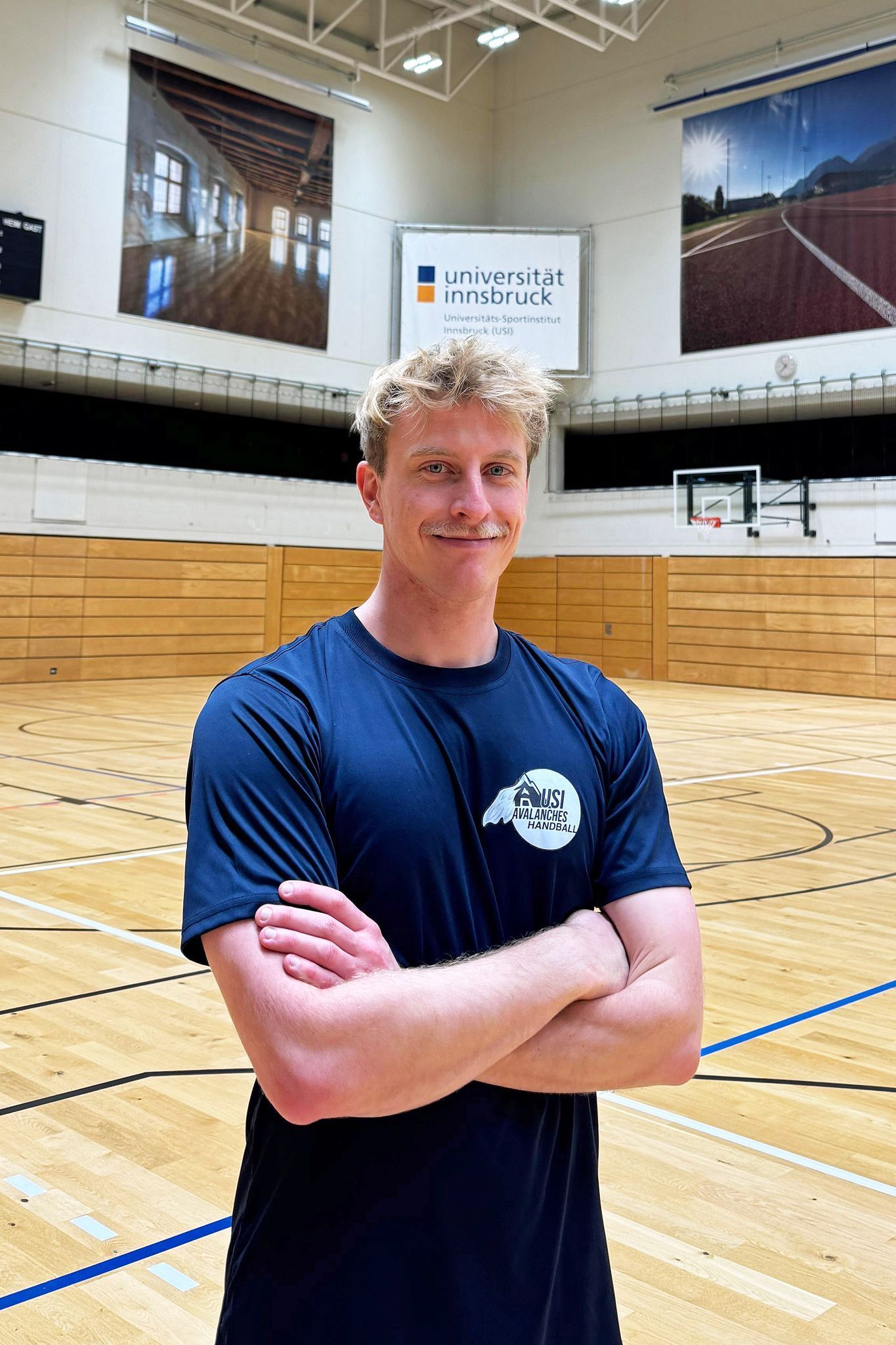 Auch in Innsbruck ist Handball fixer Bestandteil seines Alltags – als Mitgründer und Trainer einer USI-Damenmannschaft.