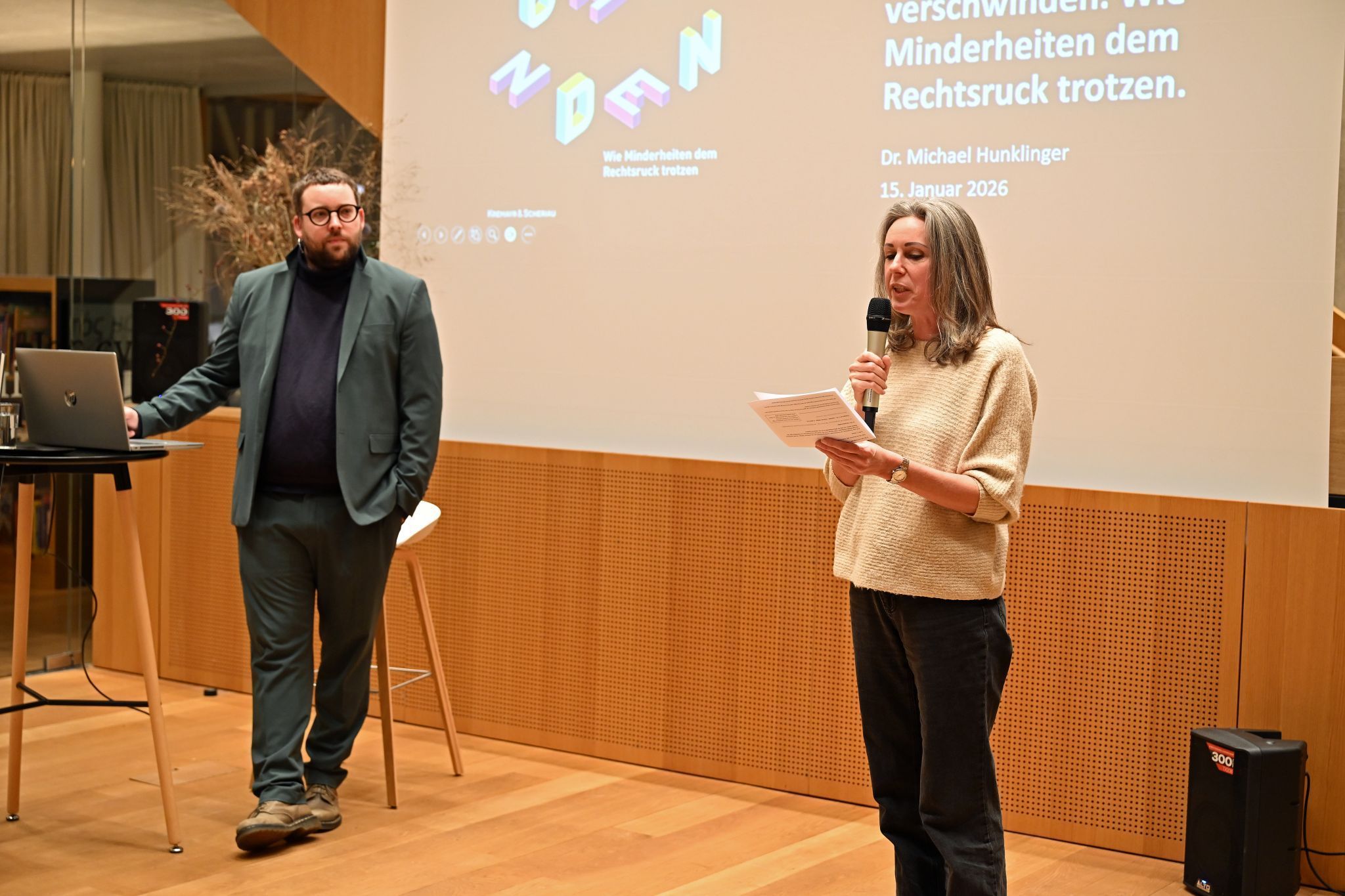 Bibliotheksmitarbeiterin Simone Kothgasser stellte den Referenten vor.