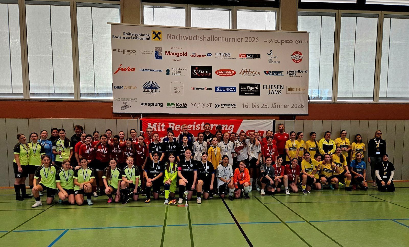 Beim Raiffeisen-Nachwuchs-Hallenturnier 2026 in Lochau wurde auch ein reines U16-Mädchen-Turnier ausgetragen. Im Bild das Gruppenbild nach der großen Siegerehrung.