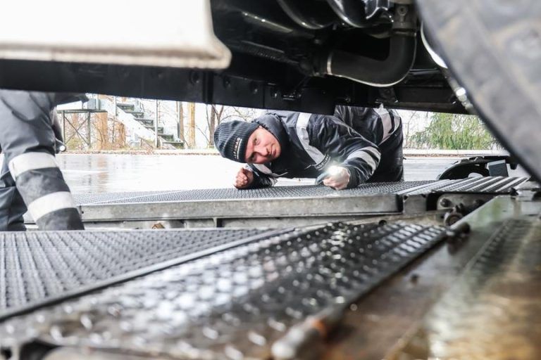 Lockere Radmuttern, gerissene Bremsscheibe: Kontrollteam stoppt mehrere Lkws auf der A14