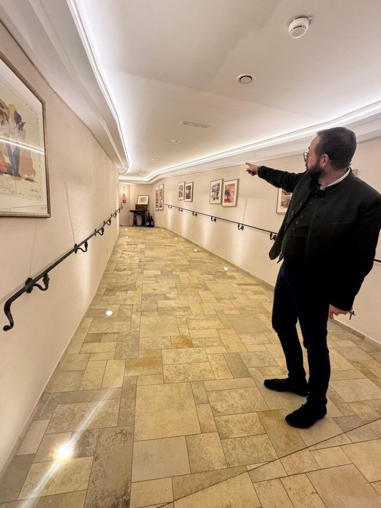 "Wir haben drei Ausgänge und ein starkes Sicherheitskonzept" - das ist der Fluchtweg im K.Club in Lech