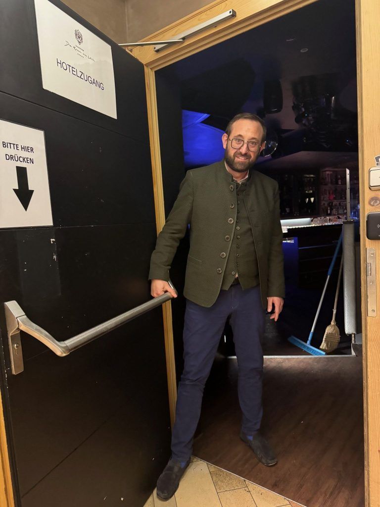 "Wir haben drei Ausgänge und ein starkes Sicherheitskonzept" - das ist der Fluchtweg im K.Club in Lech