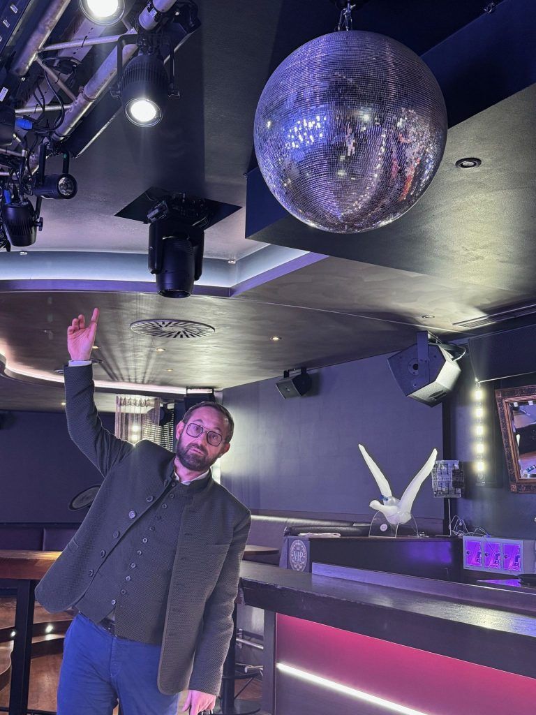 "Wir haben drei Ausgänge und ein starkes Sicherheitskonzept" - das ist der Fluchtweg im K.Club in Lech