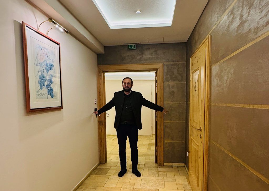 "Wir haben drei Ausgänge und ein starkes Sicherheitskonzept" - das ist der Fluchtweg im K.Club in Lech