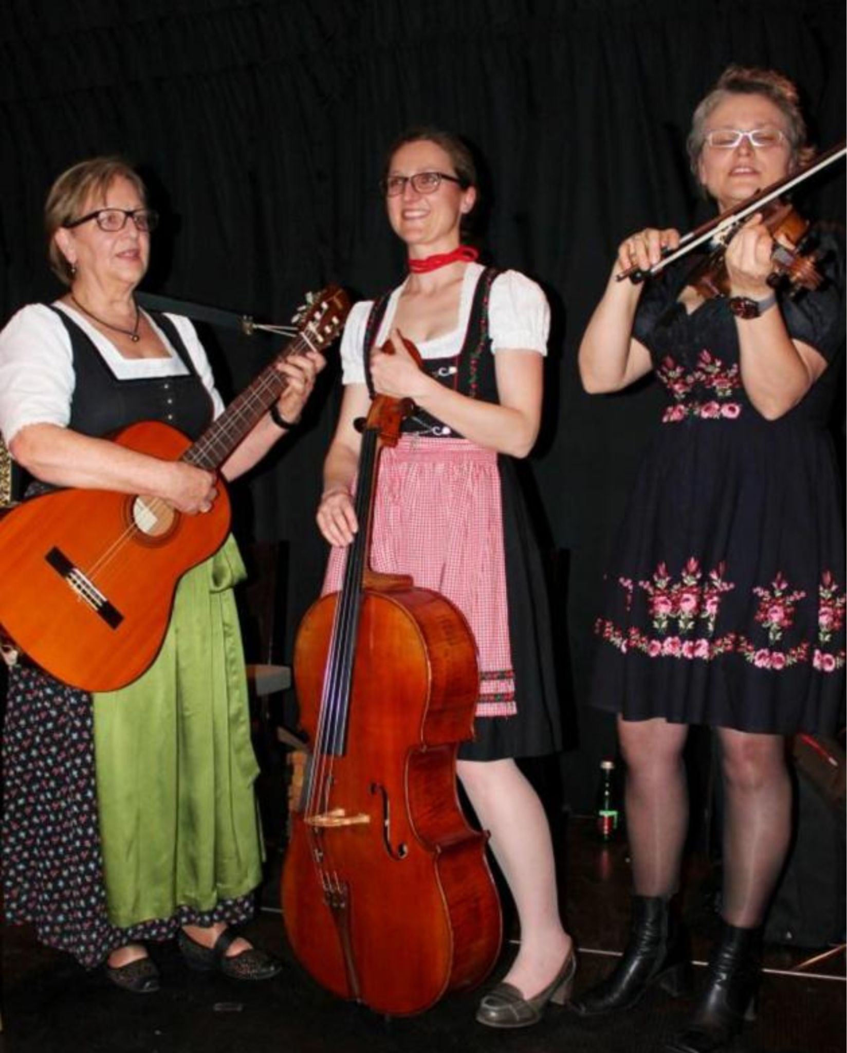 Seit Jahrzehnten Botschafter der traditionellen Wälder Musikszene: Wilma mit ihren Töchtern Evelyn und Isabella als Familienmusik Fink.