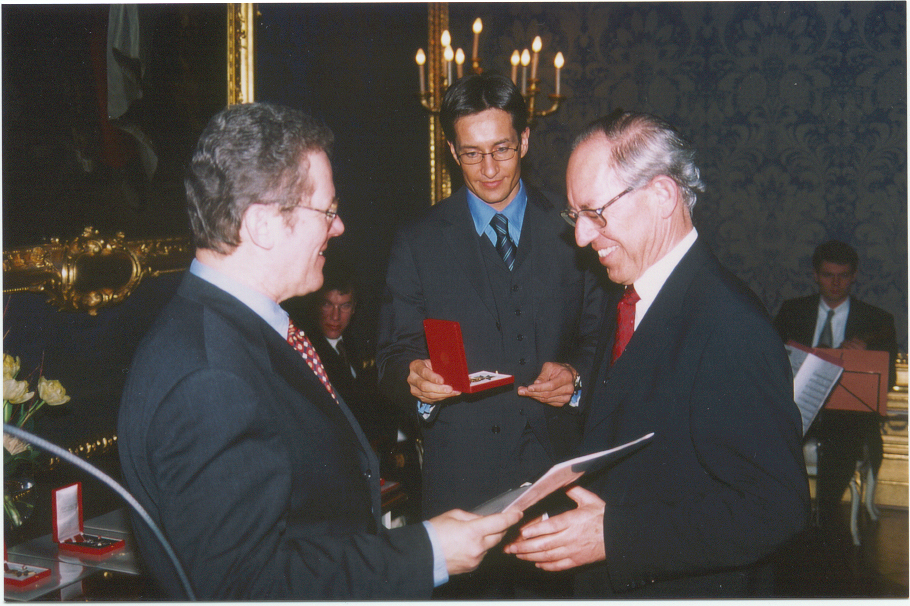 Rudolf Klas (re.) bei der Verleihung des Goldenen Ehrenzeichens für Verdienste um die Republik Österreich im Jahr 2000 mit dem ehemaligen Staatssekretär Alfred Finz (li.) und dem damaligen Finanzminister Karl-Heinz Grasser (Mitte). 