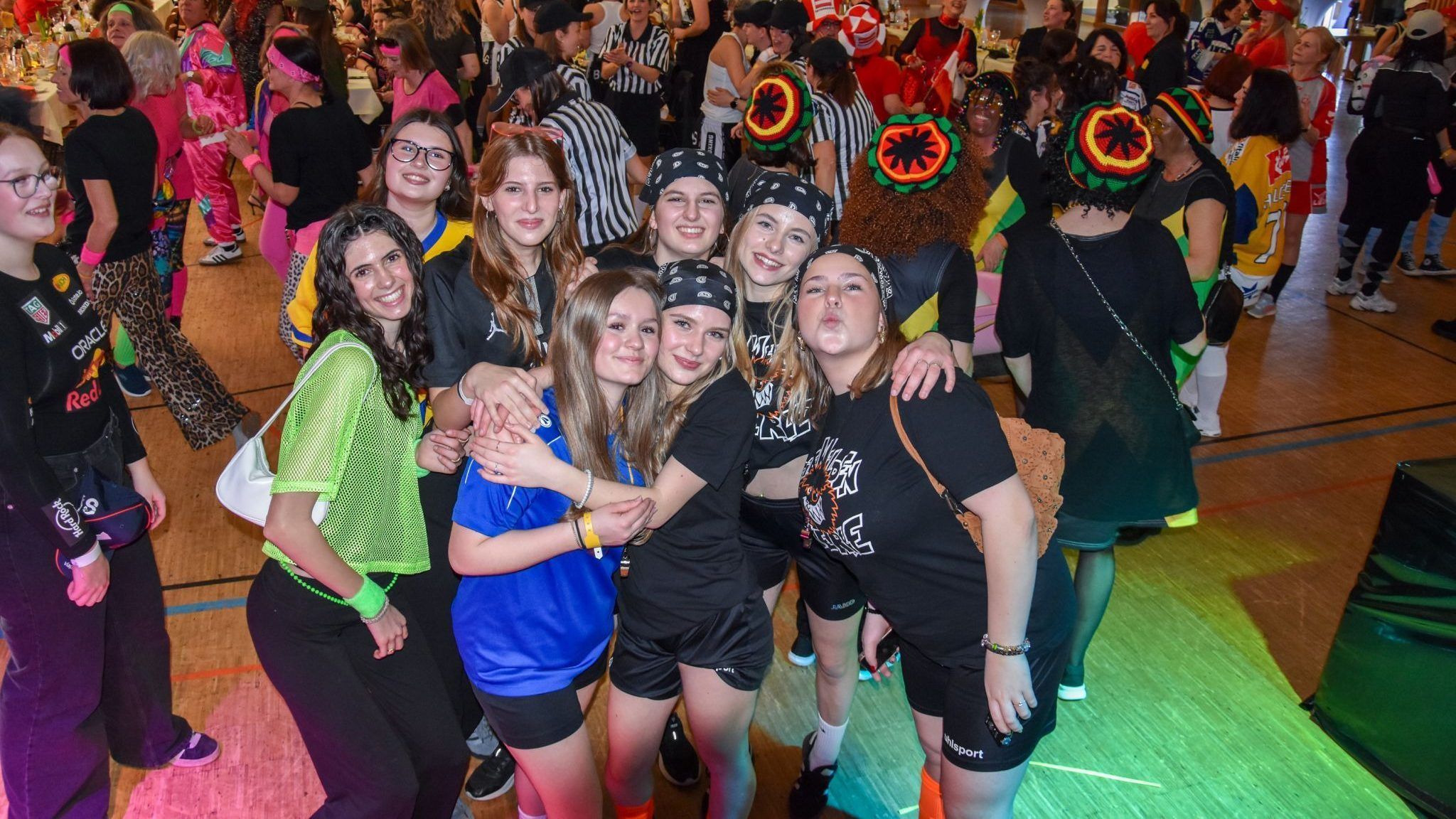 Die erfolgreichen Höchster Fußballerinnen wussten auch beim Feiern zu überzeugen.