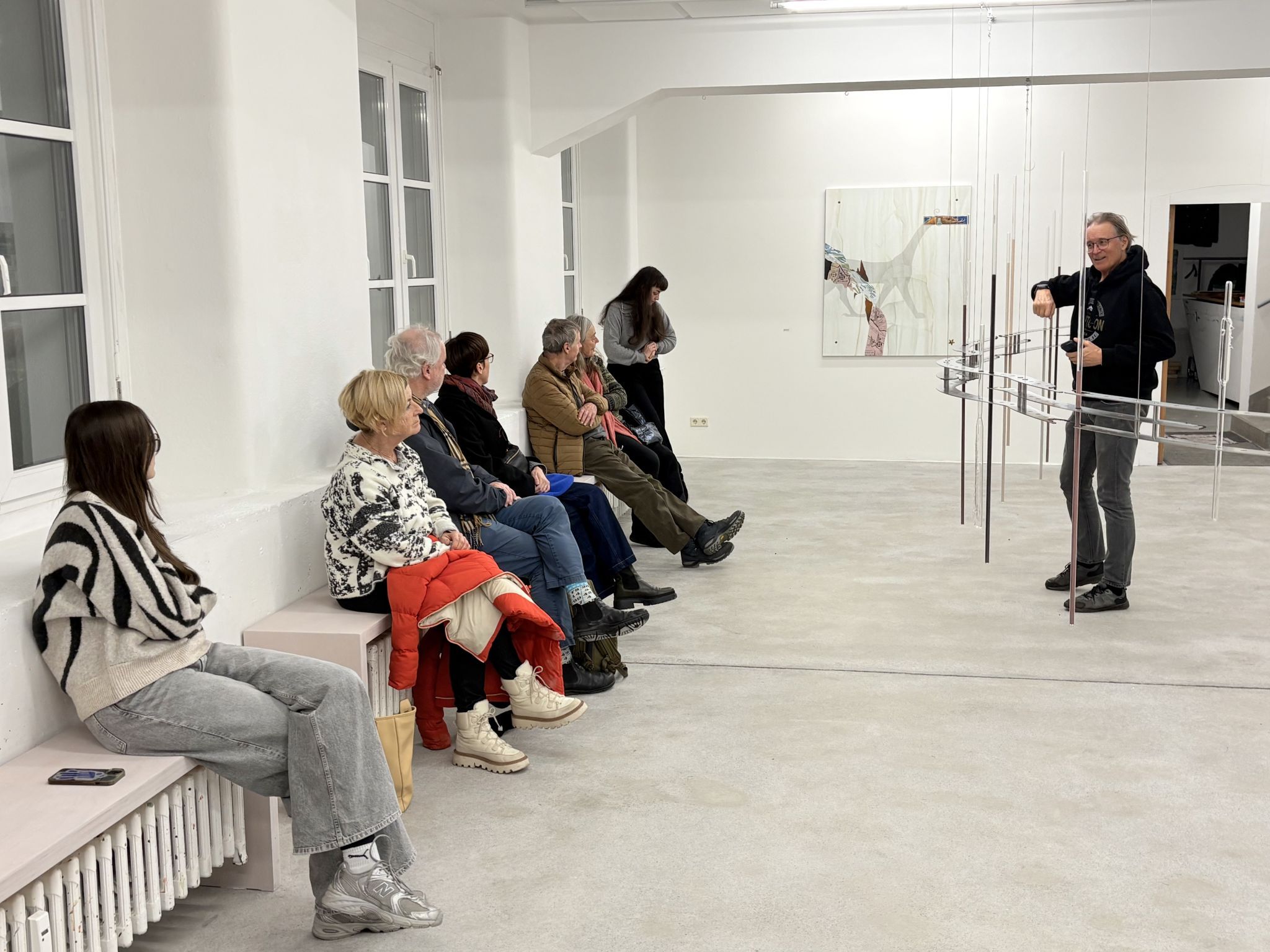 Der künstlerische Leiter des Kunstforum Montafon (KFM), Roland Haas, hier bei einer Führung durch die laufende Ausstellung 