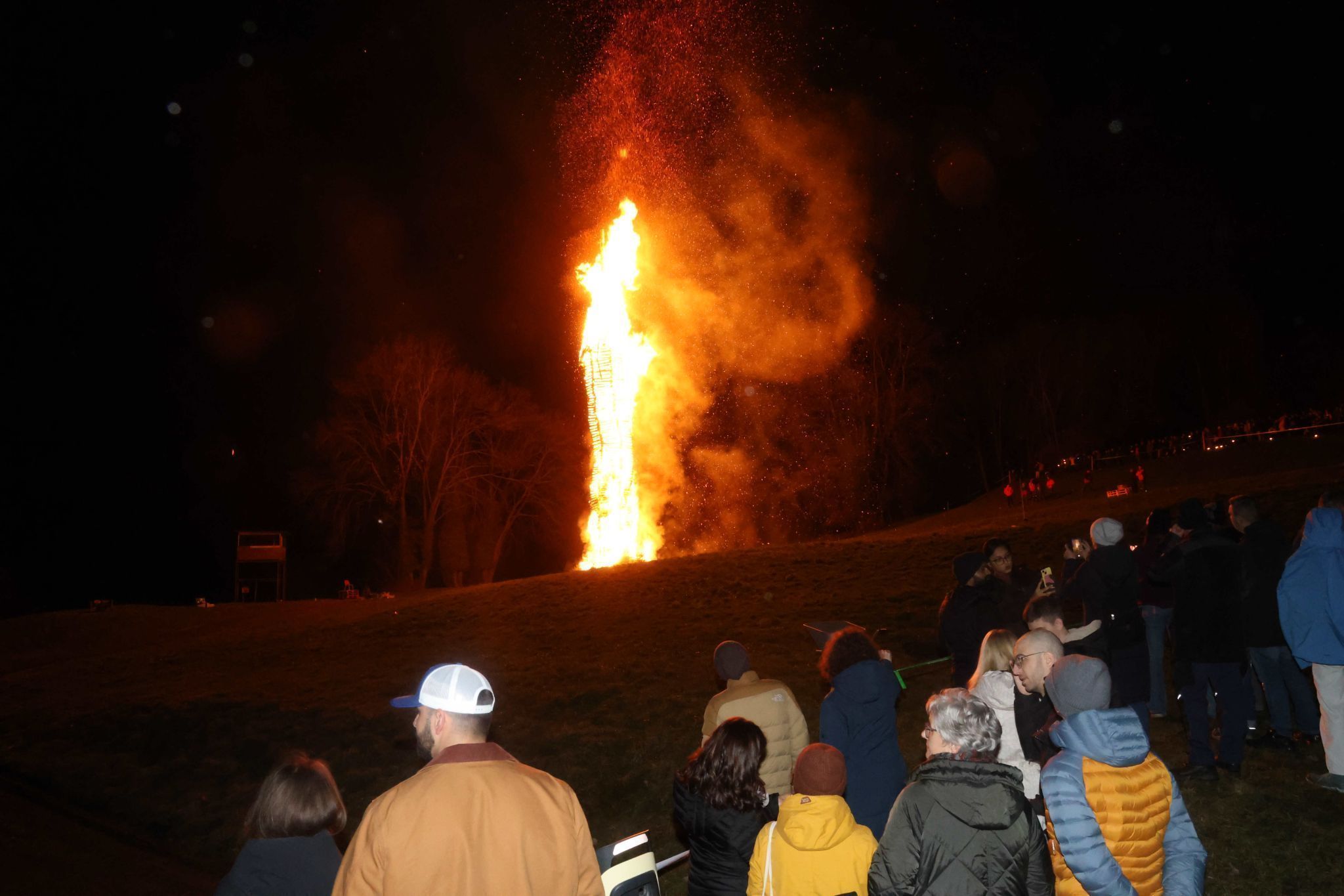 Flamen und Funken fasznierten die vielen Besucher:Innen. (Bildergalerie)