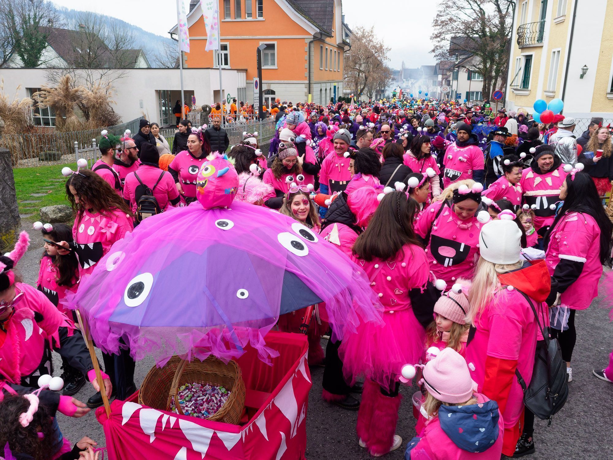 Gleich gehts los. Die erste von acht Kindergartengruppen beim Start vor dem Ratthaus.     