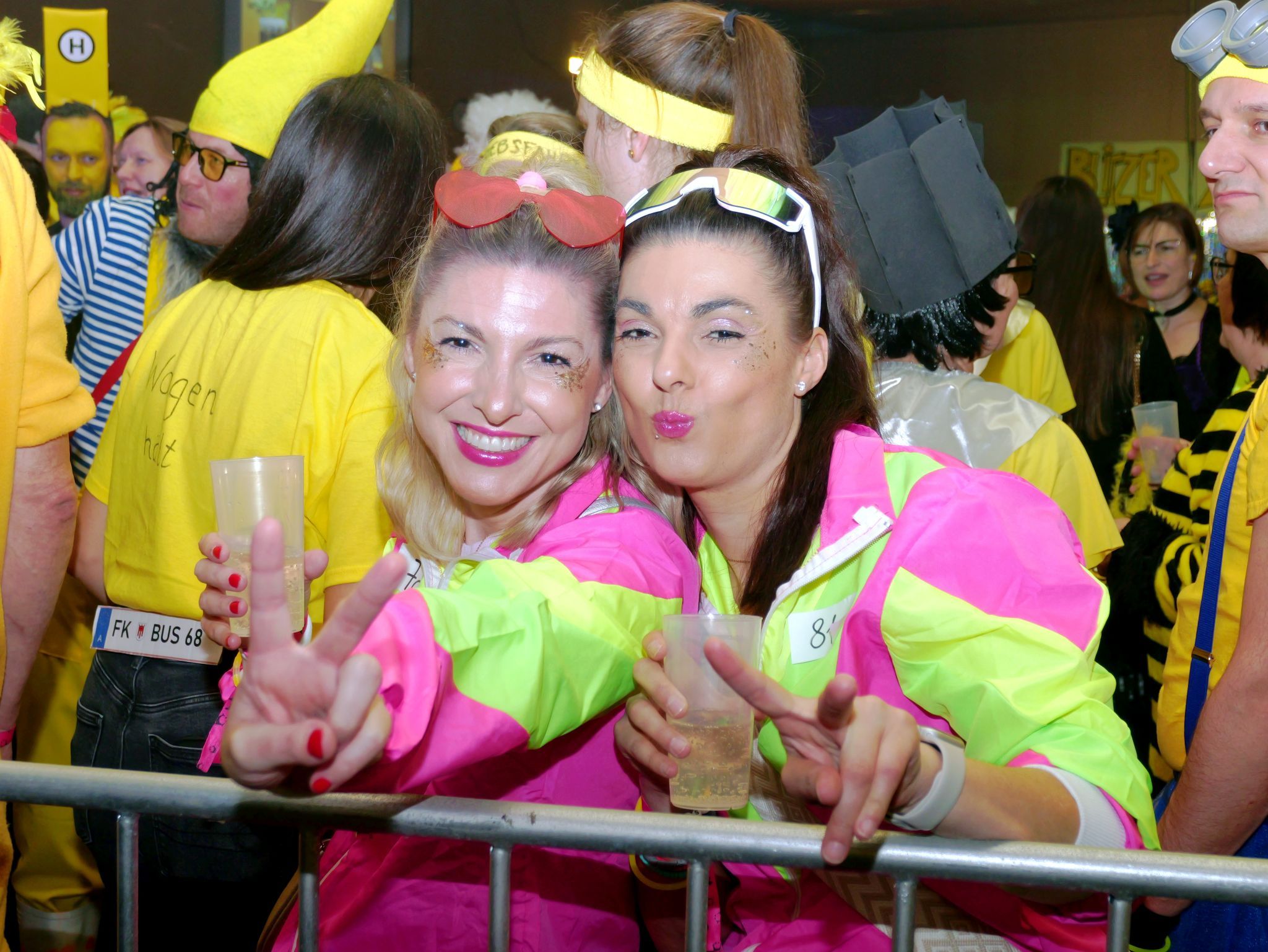 Denise und Christiane feierten die Rückkehr des Balls in vollen Zügen.