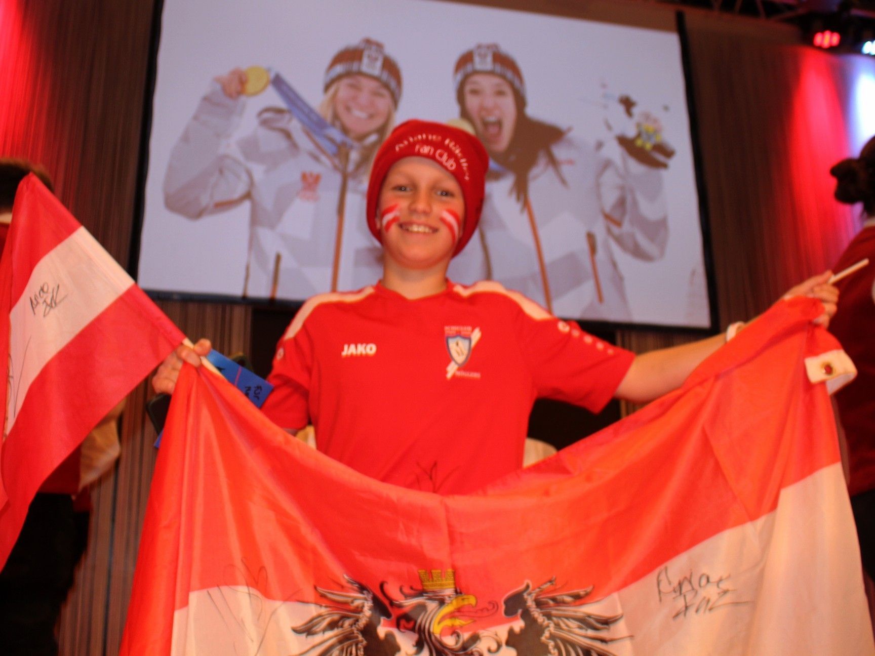 Mütze, Fähnchen, Fahne, T-Shirt – bei Noah hatte Ariane viel „Schreibarbeit“ zu erledigen.