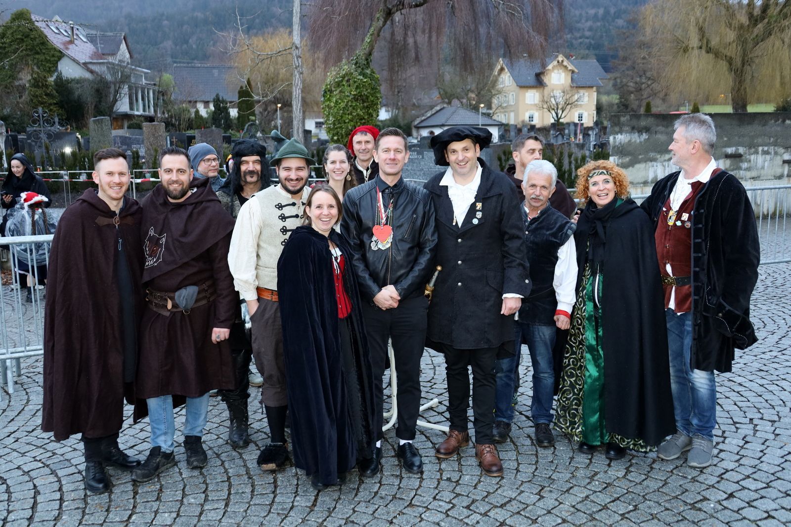 der abgesetzte Bürgermeister Andreas Kresser (5vr), der neue Gemeindechef Prinz Oliver (6vr) und seine neuen Gemeindemitarbeiter