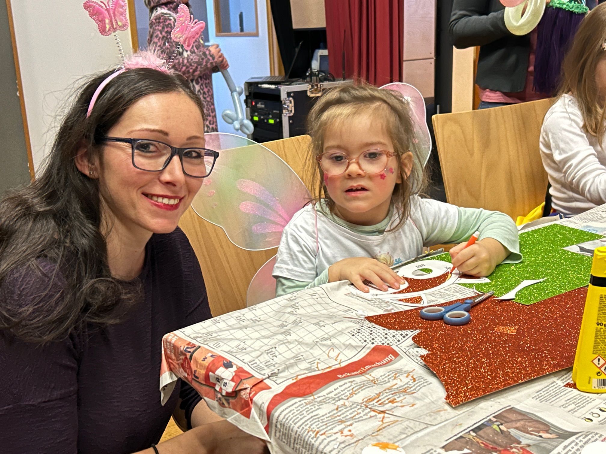 Salome war voll konzentriert beim Gestalten ihrer Maske