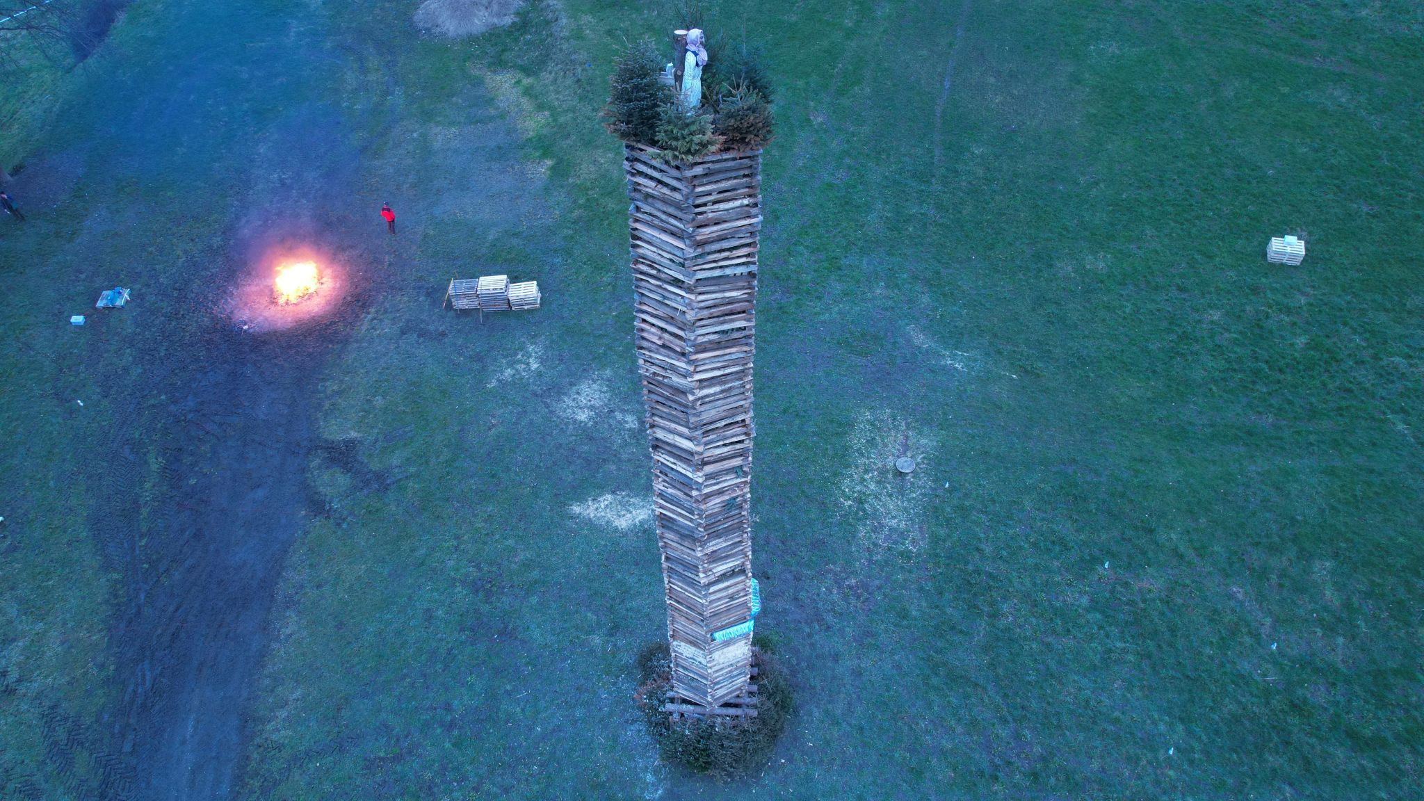 Immer zwanzig Meter hoch baut die Funkenzunft Tosters Dorf.