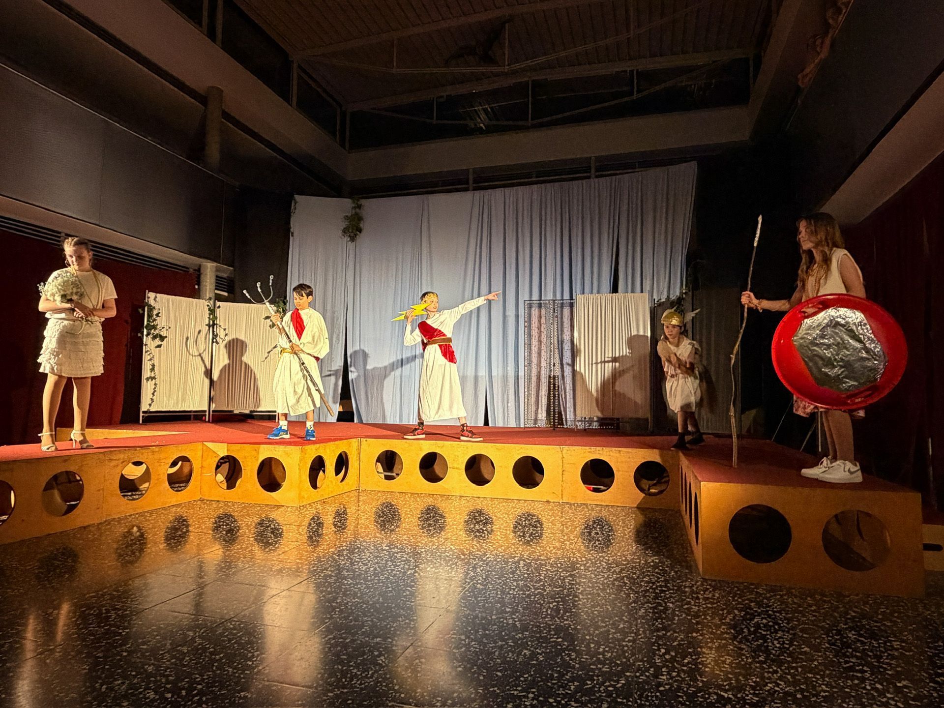 Zu einer ganz besonderen Theateraufführung luden die 2a und 2b-Klasse in die Aula vom BG Lustenau.