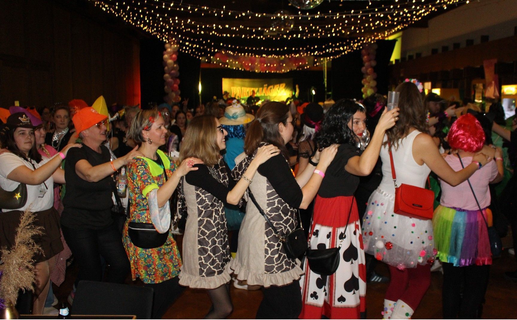 Der ganze Saal ist Polonaise . . .