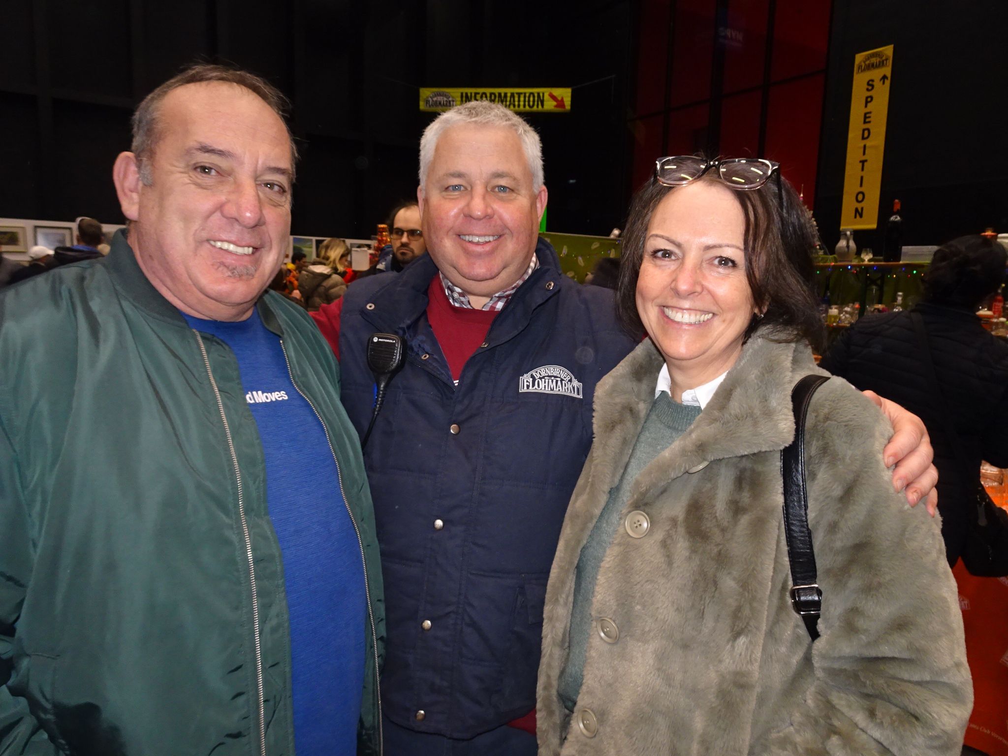 Mr. Flohmarkt Sunny Fäßler (Mitte) freute sich über einen gelungenen Flohmarkt und den Besuch seiner lieben Freunde Christine und Jürgen Schwinger. 