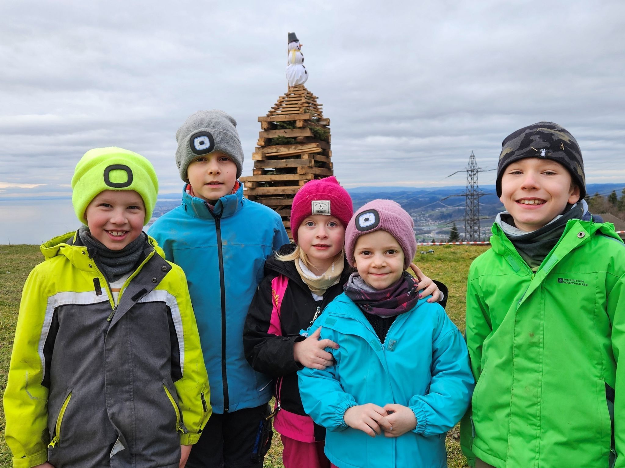 Am Berg grüßt ein Schneemann vom Kinderfunken.