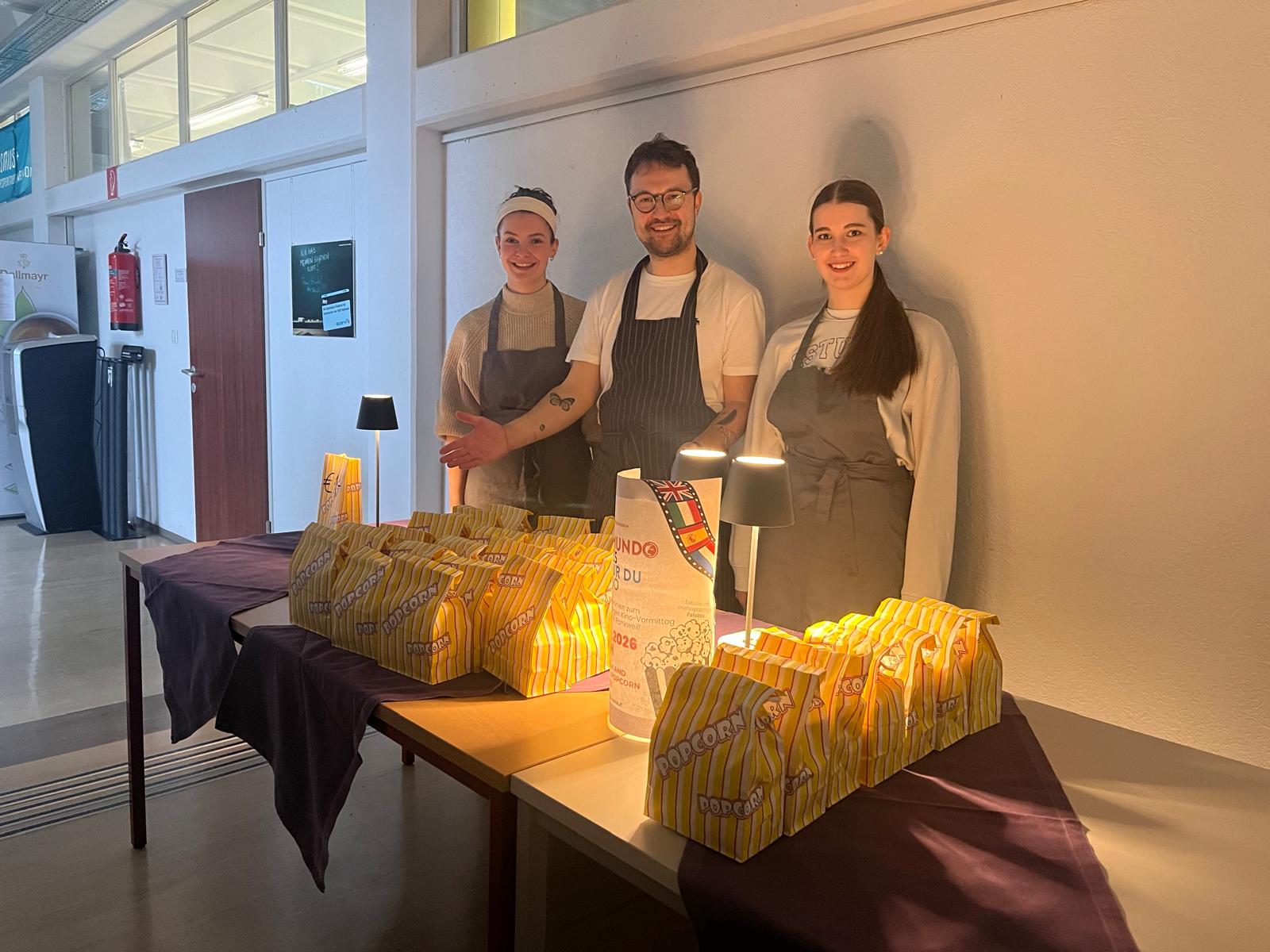 Miriam Ebli und Marie Moosbrugger haben zusammen mit ihrem KRM Lehrer Hendrik Strele den Popcornstand betreut.